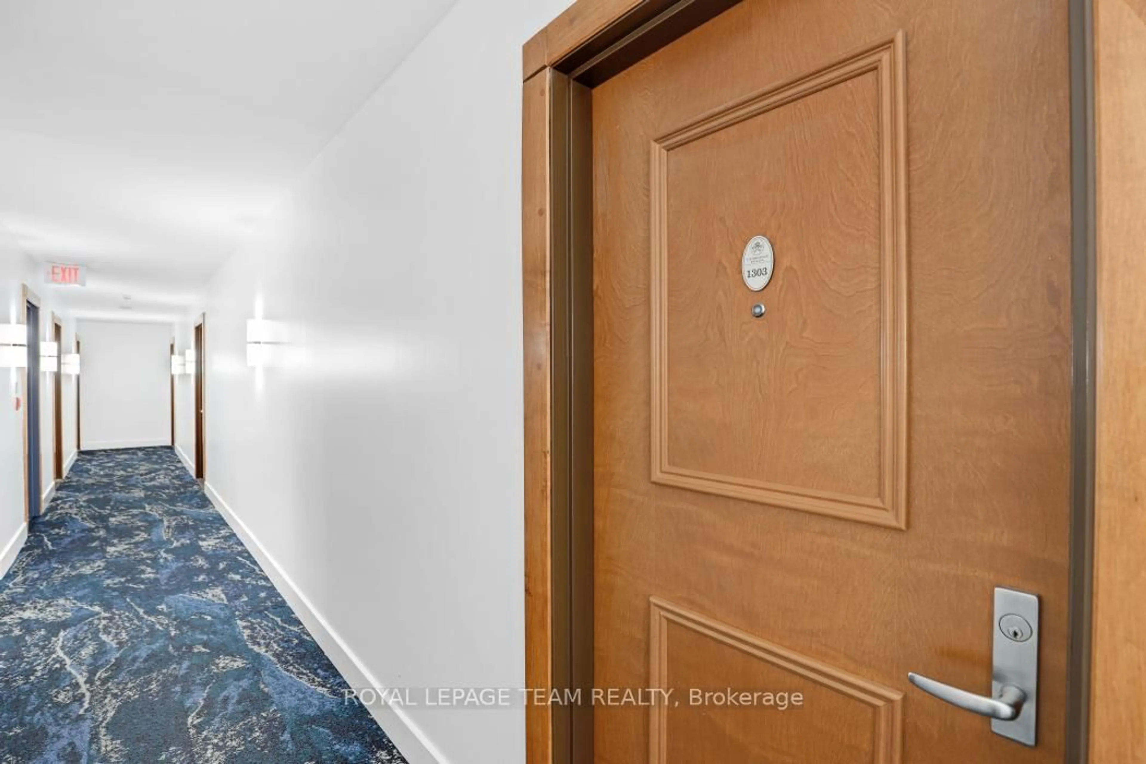 Indoor foyer for 242 Rideau St #1303, Ottawa Ontario K1N 0B7