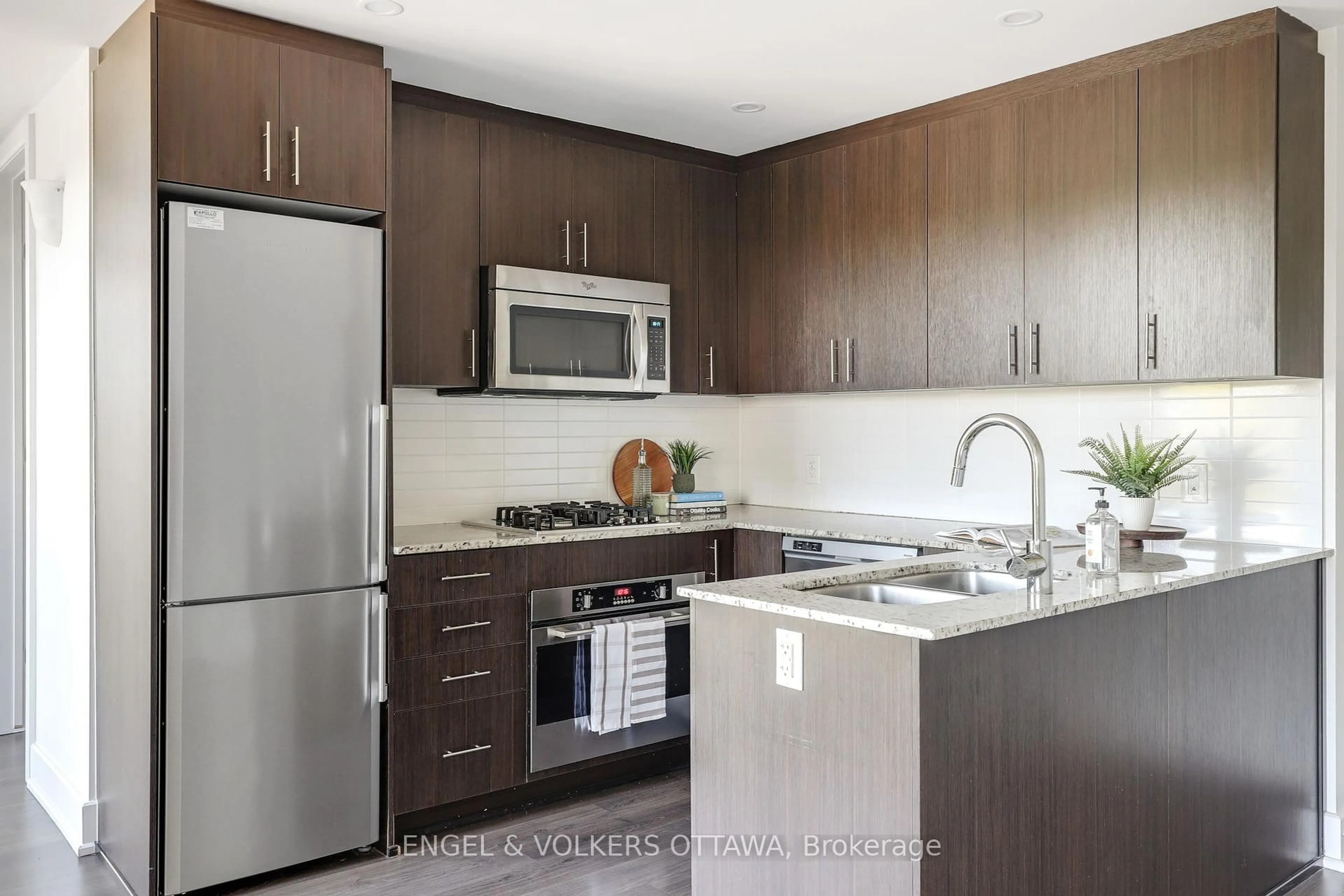 Standard kitchen, unknown for 7 Marquette Ave #813, Ottawa Ontario K1L 8A7