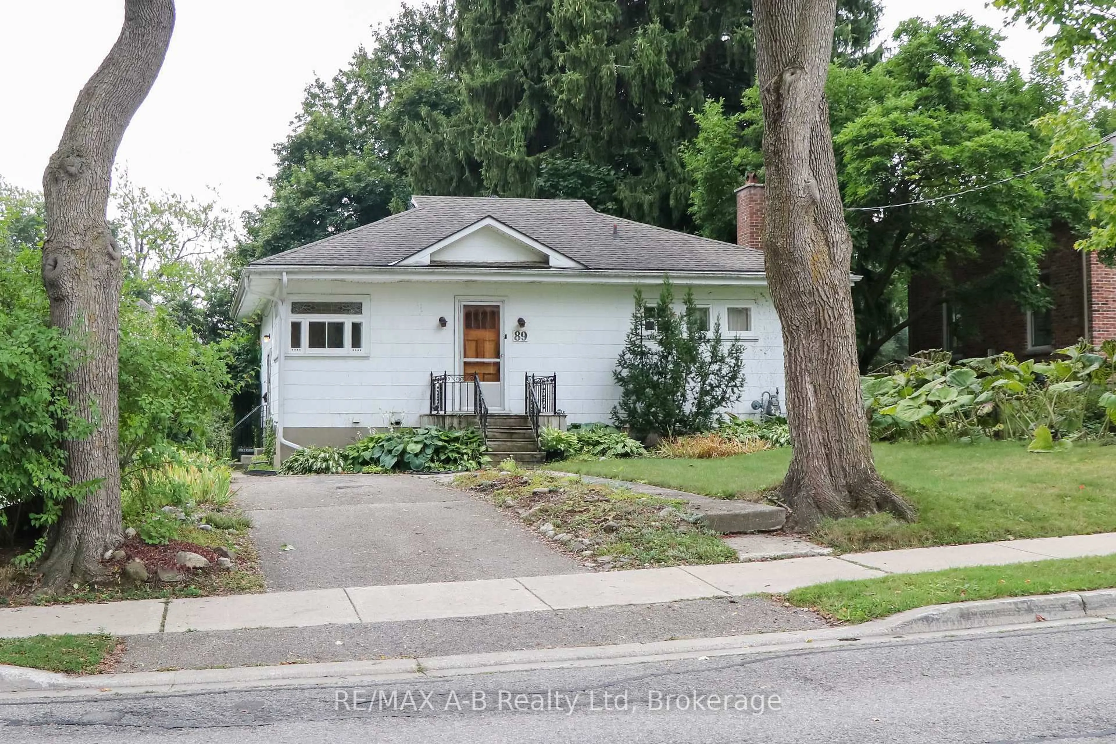 Home with vinyl exterior material, street for 89 Elizabeth St, Stratford Ontario N5A 4Z1