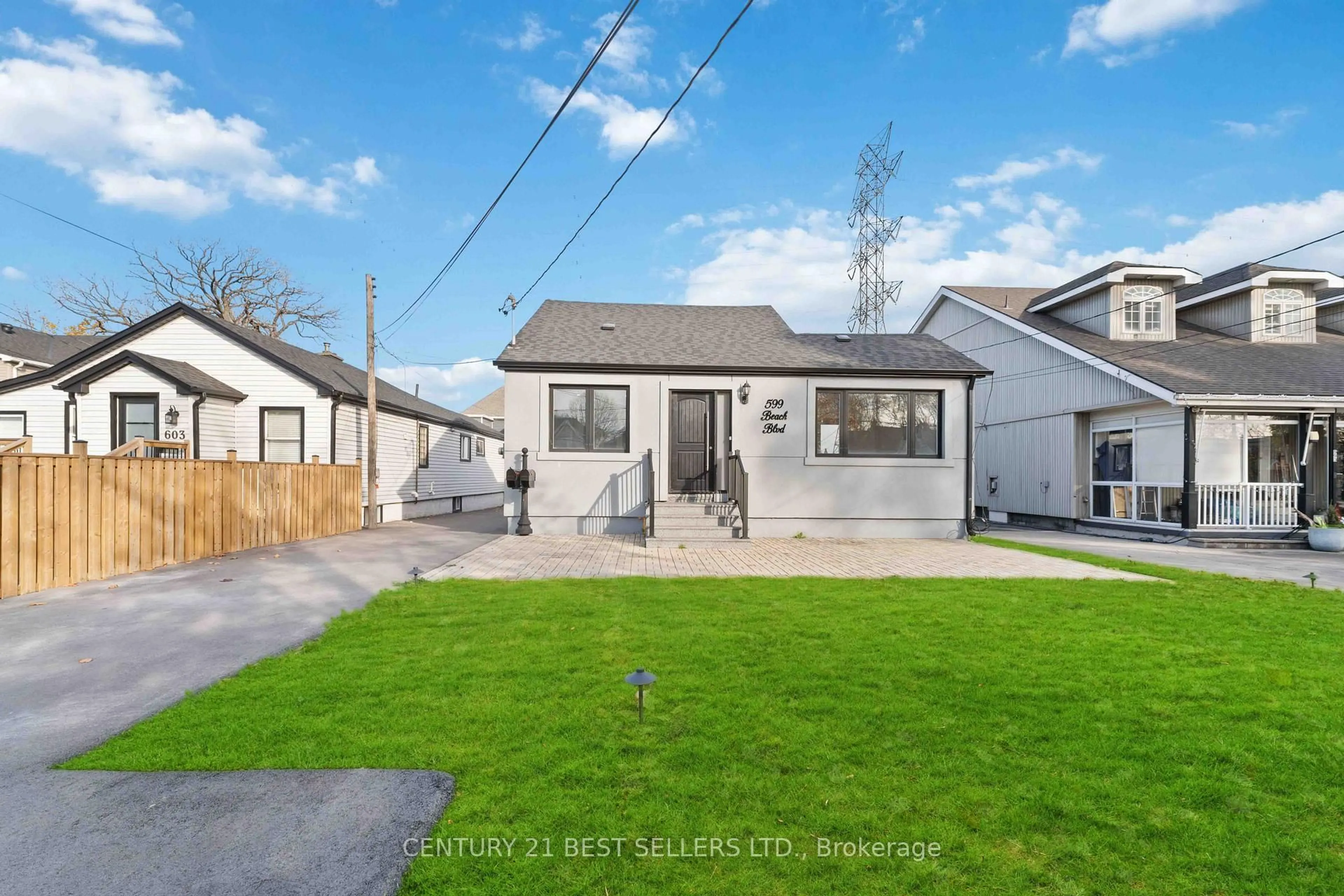 A pic from outside/outdoor area/front of a property/back of a property/a pic from drone, street for 599 Beach Blvd, Hamilton Ontario L8H 6X8