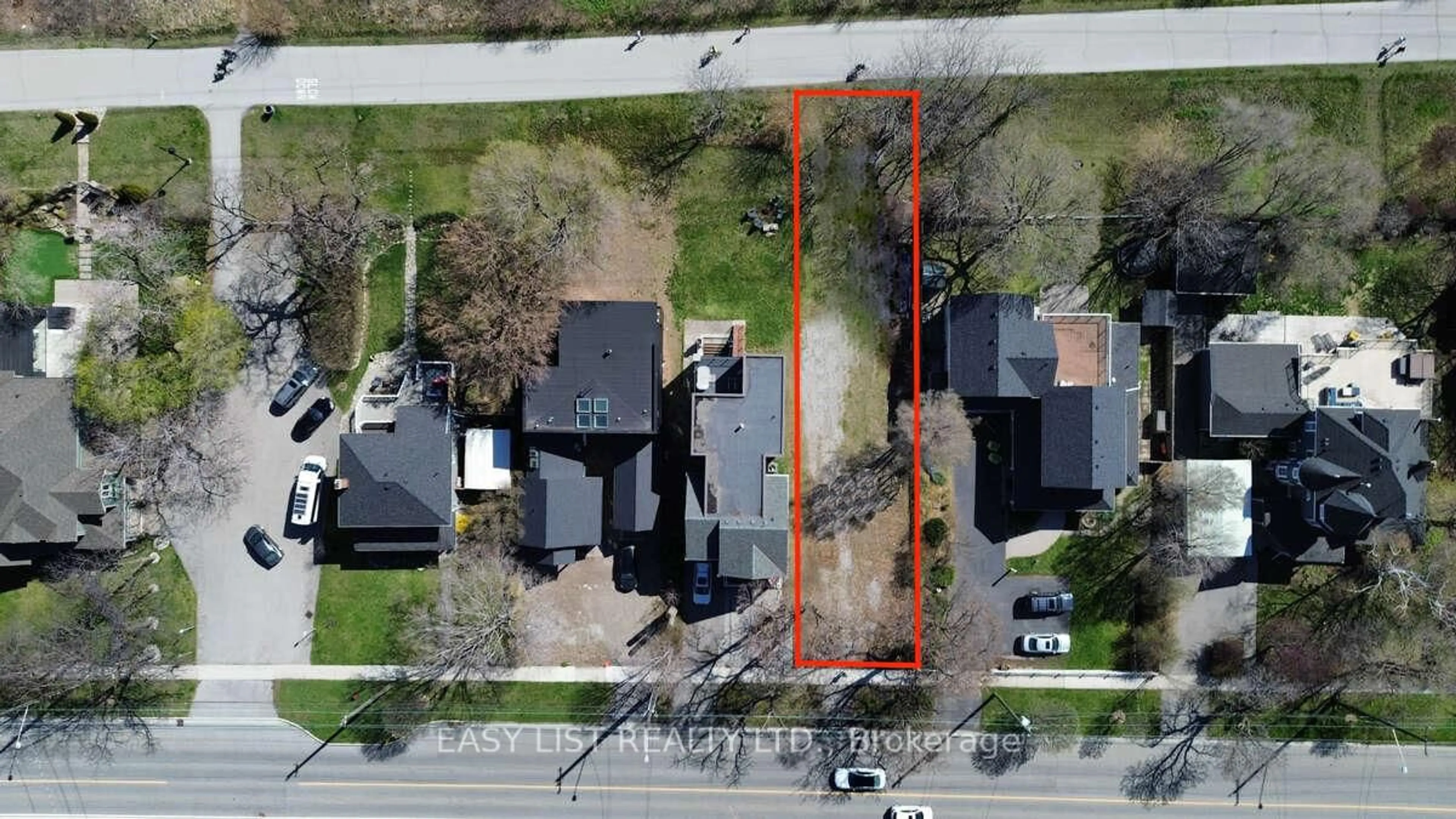 A pic from outside/outdoor area/front of a property/back of a property/a pic from drone, street for 971 Beach Blvd, Hamilton Ontario L8H 6Z7