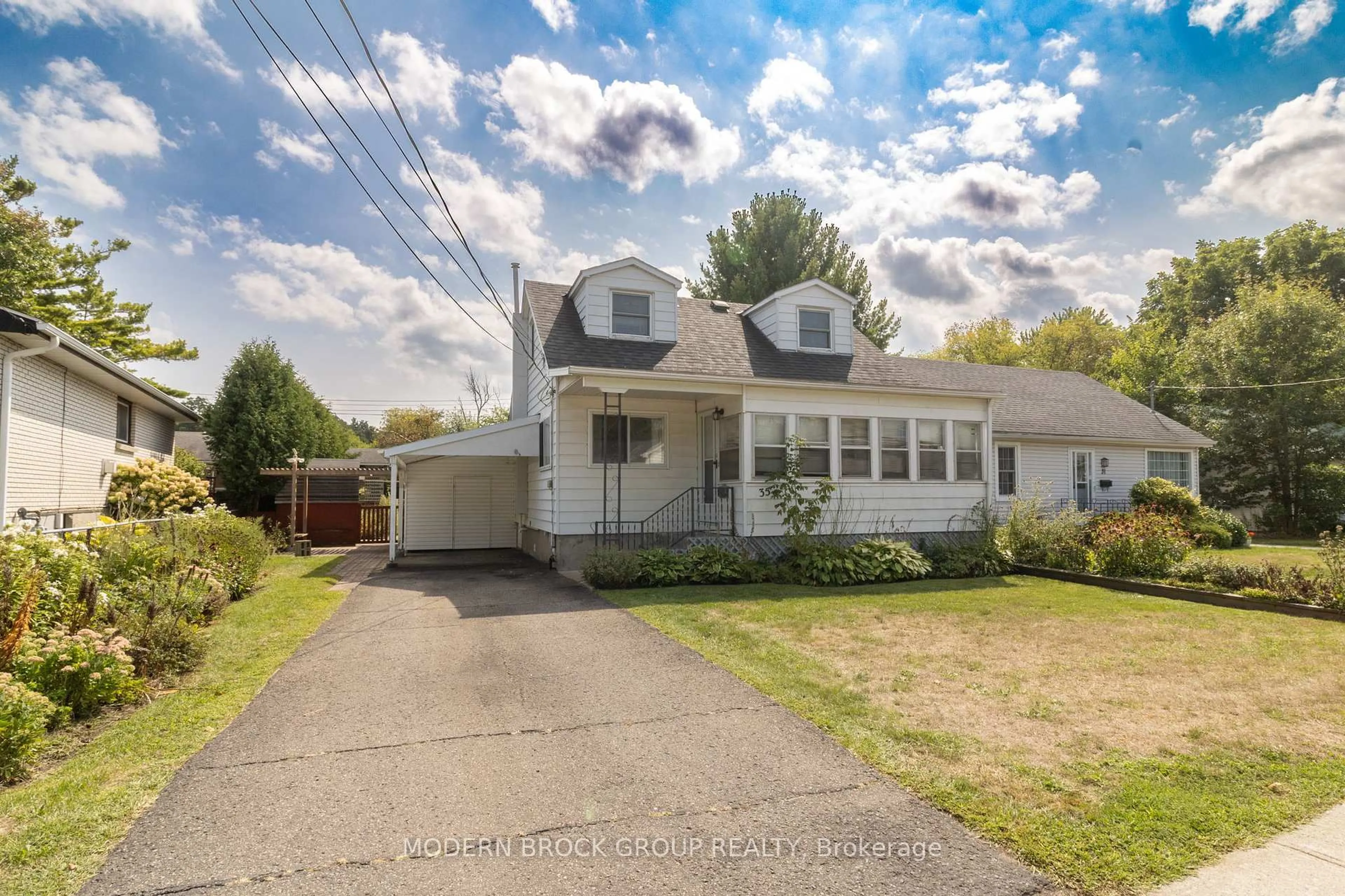 Home with vinyl exterior material, street for 35 Broadway Ave, Brockville Ontario K6V 1T9