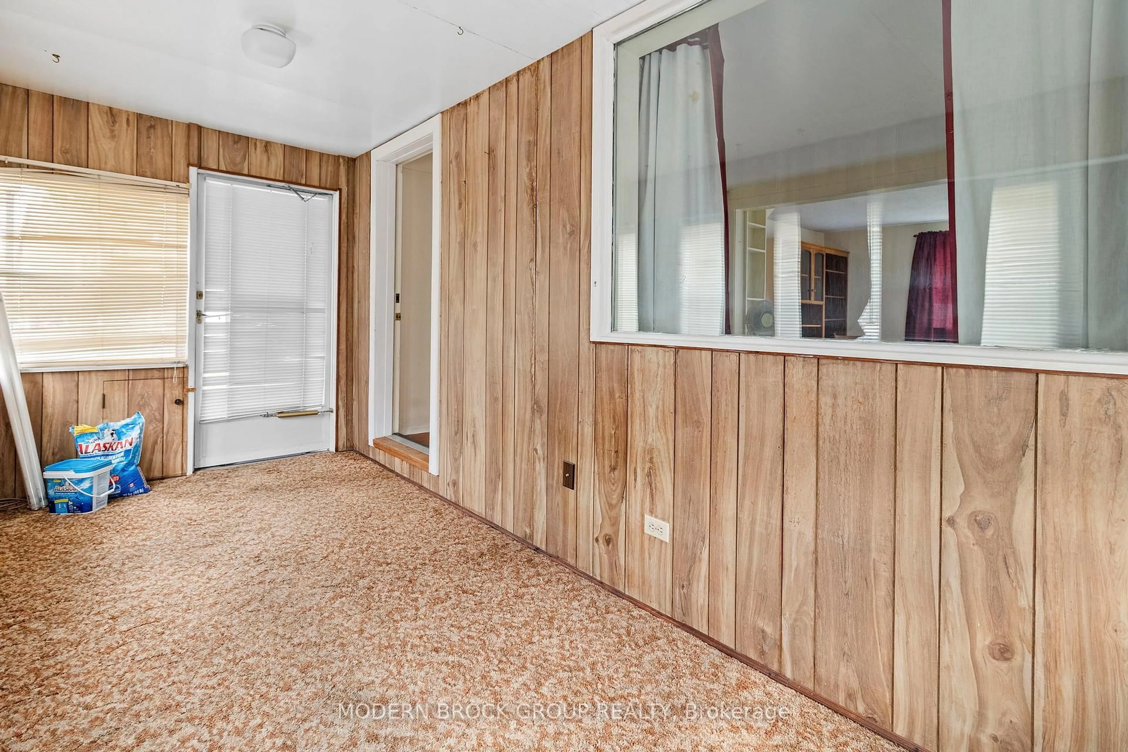 Indoor entryway for 35 Broadway Ave, Brockville Ontario K6V 1T9