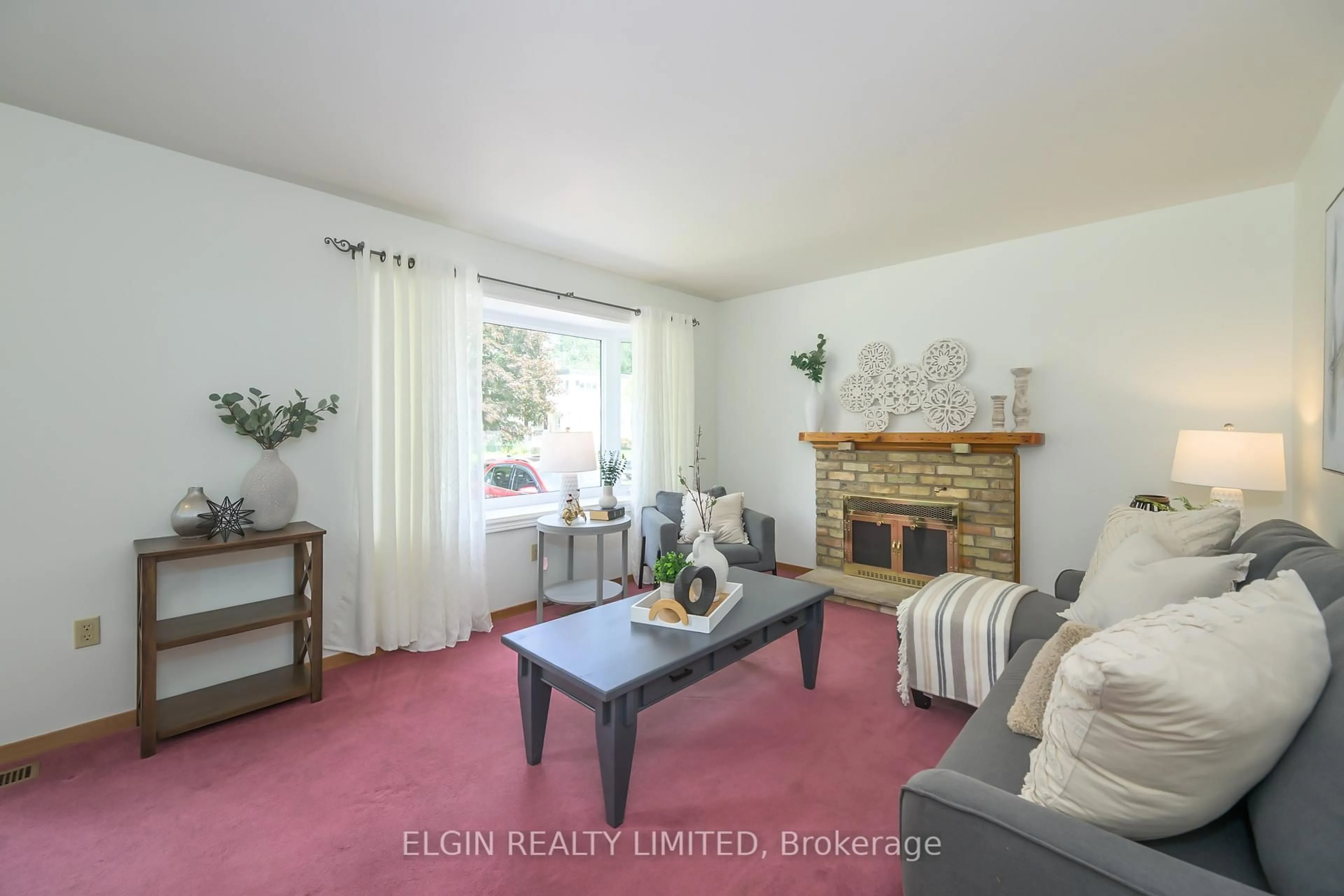 Living room with furniture, unknown for 15 Oak St, St. Thomas Ontario N5R 1R5