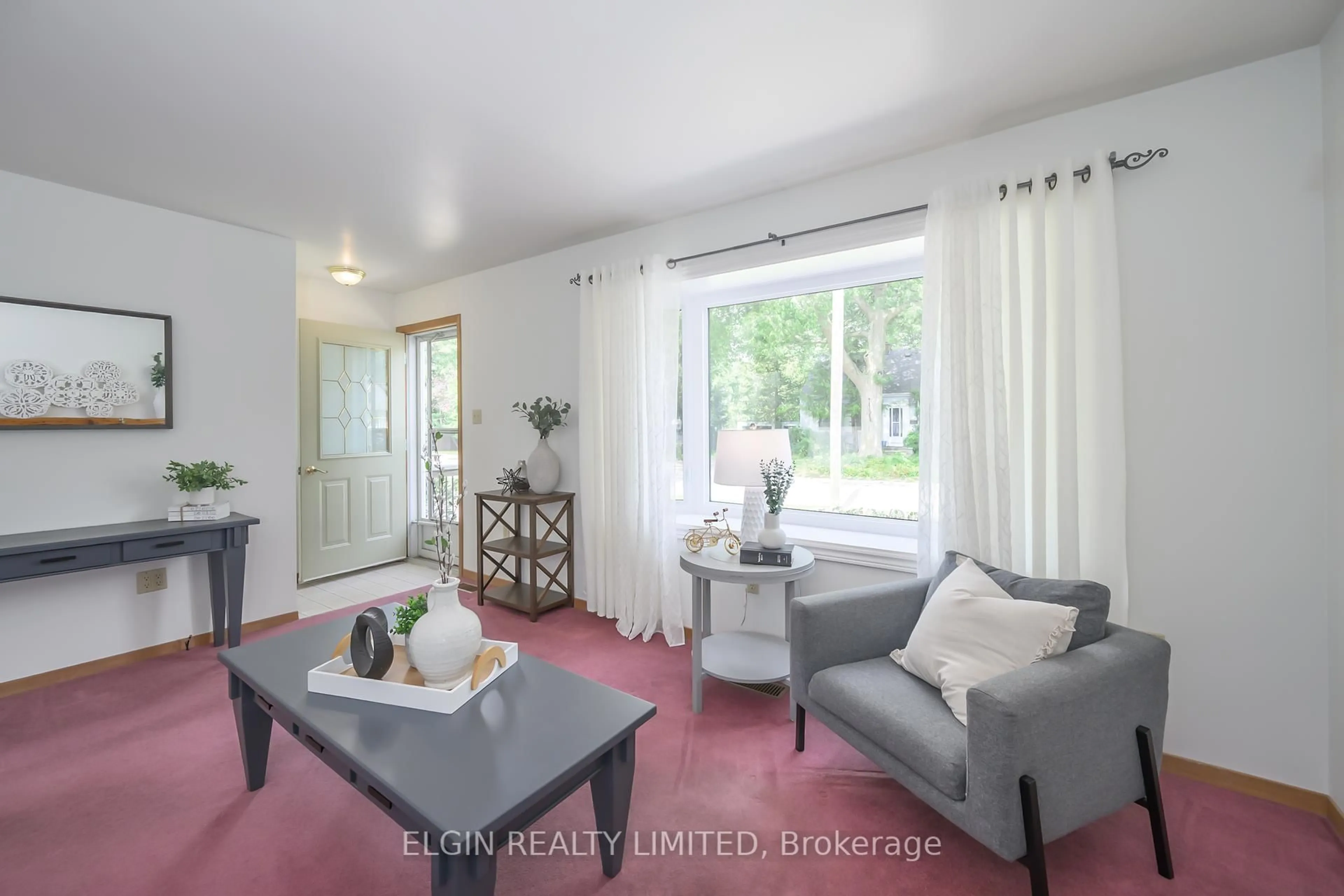 Living room with furniture, unknown for 15 Oak St, St. Thomas Ontario N5R 1R5