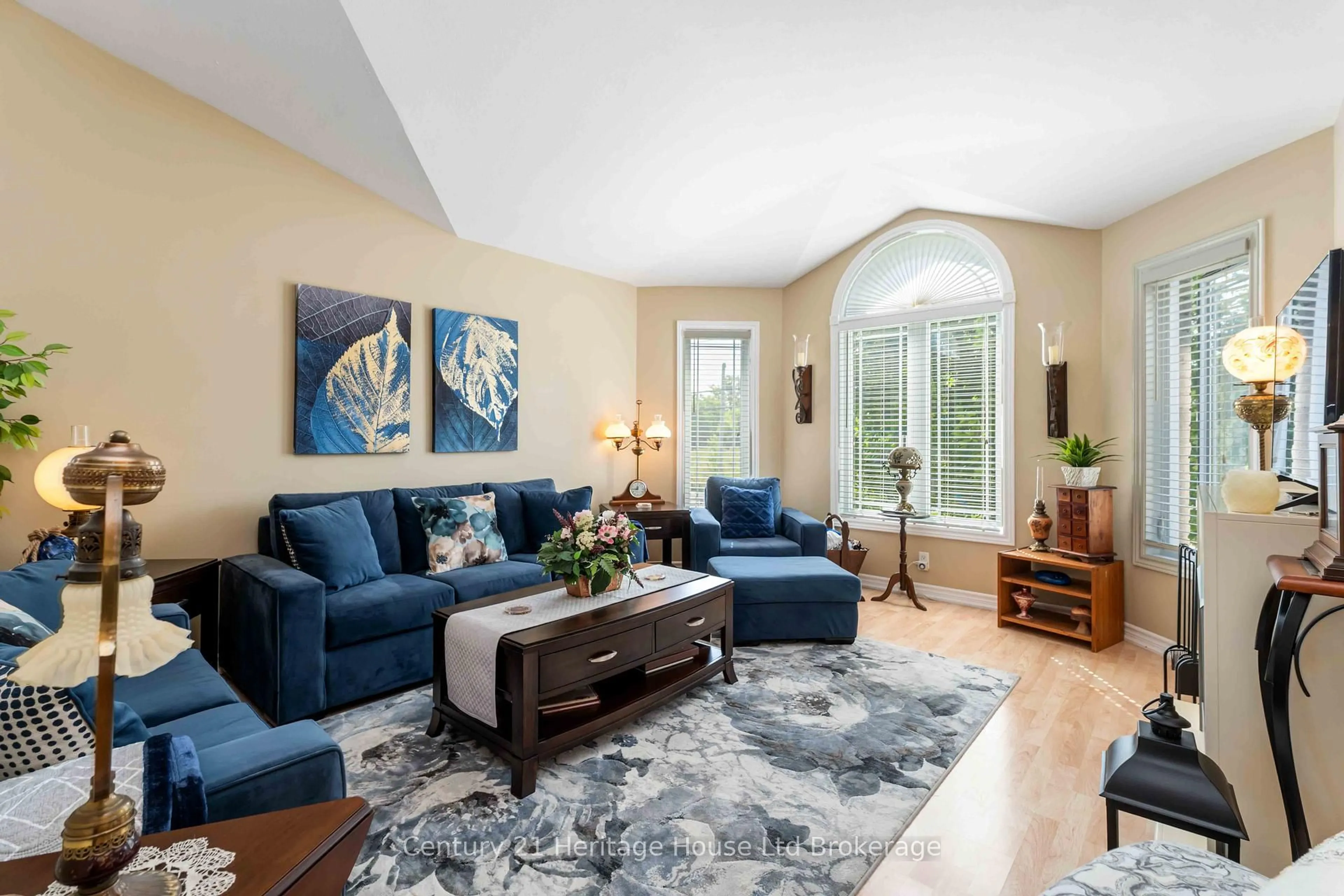 Living room with furniture, unknown for 6295 Townline Rd, West Lincoln Ontario L0R 2A0