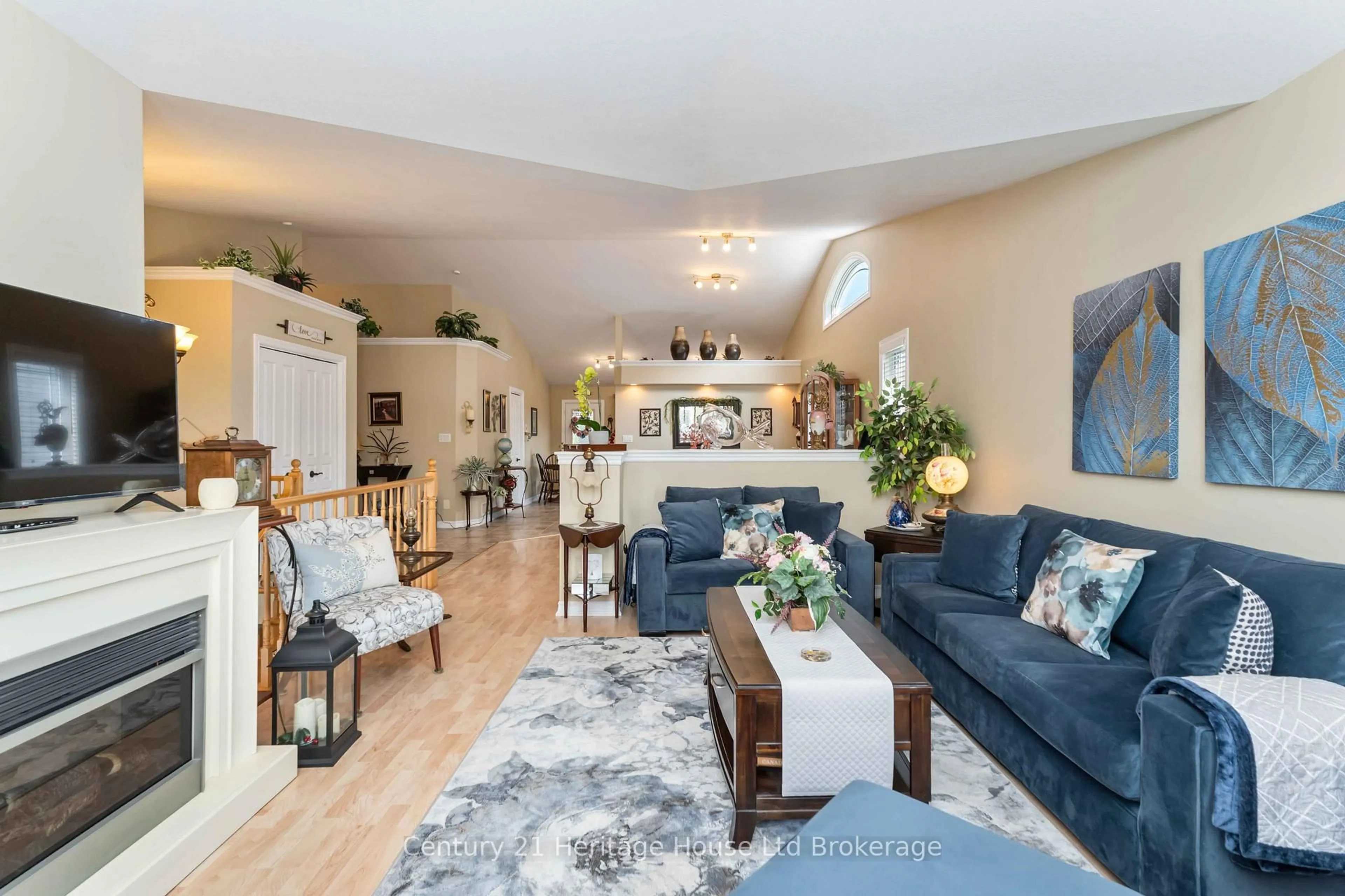 Living room with furniture, unknown for 6295 Townline Rd, West Lincoln Ontario L0R 2A0