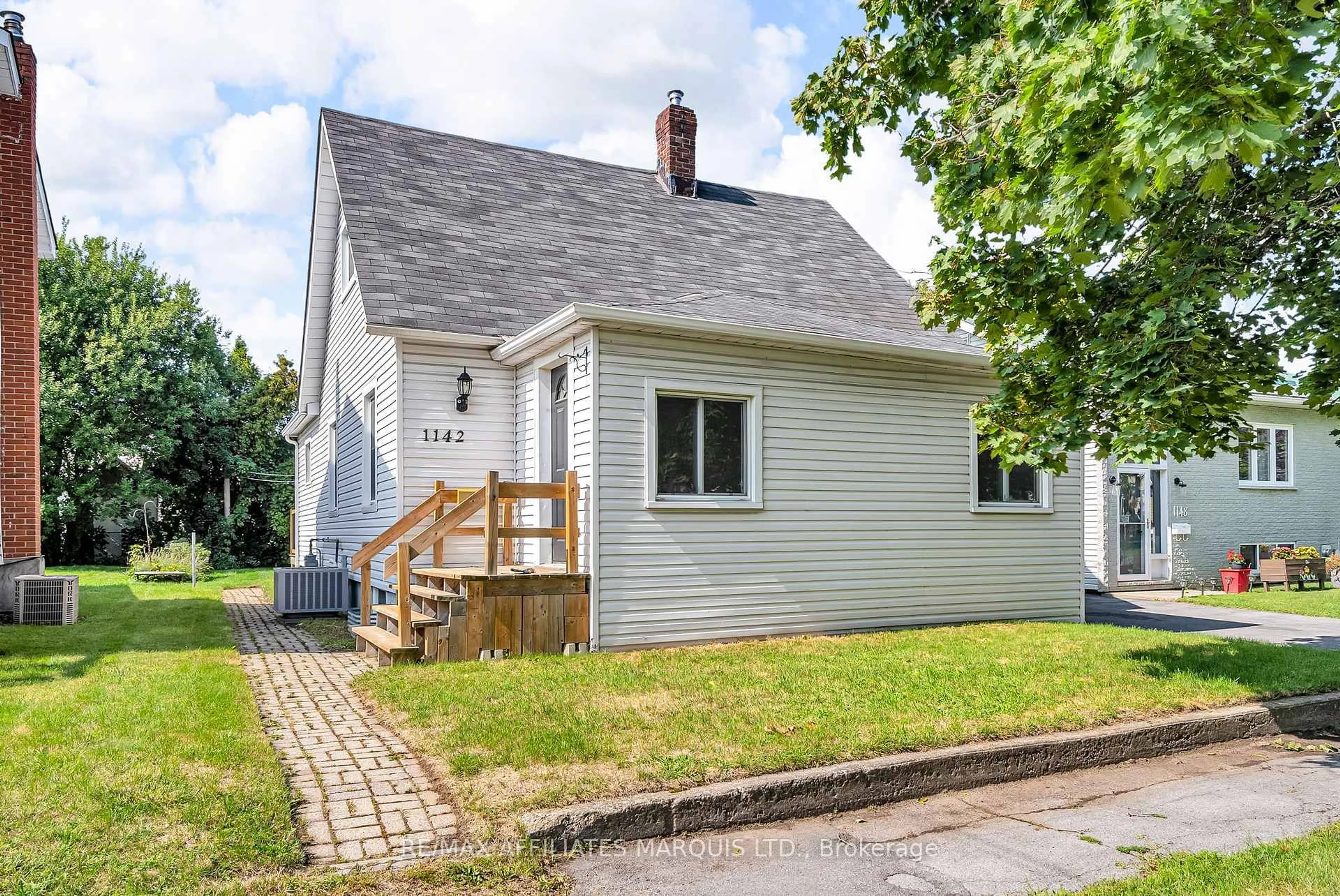 Home with vinyl exterior material, street for 1142 Dieppe St, Cornwall Ontario K6H 3K3