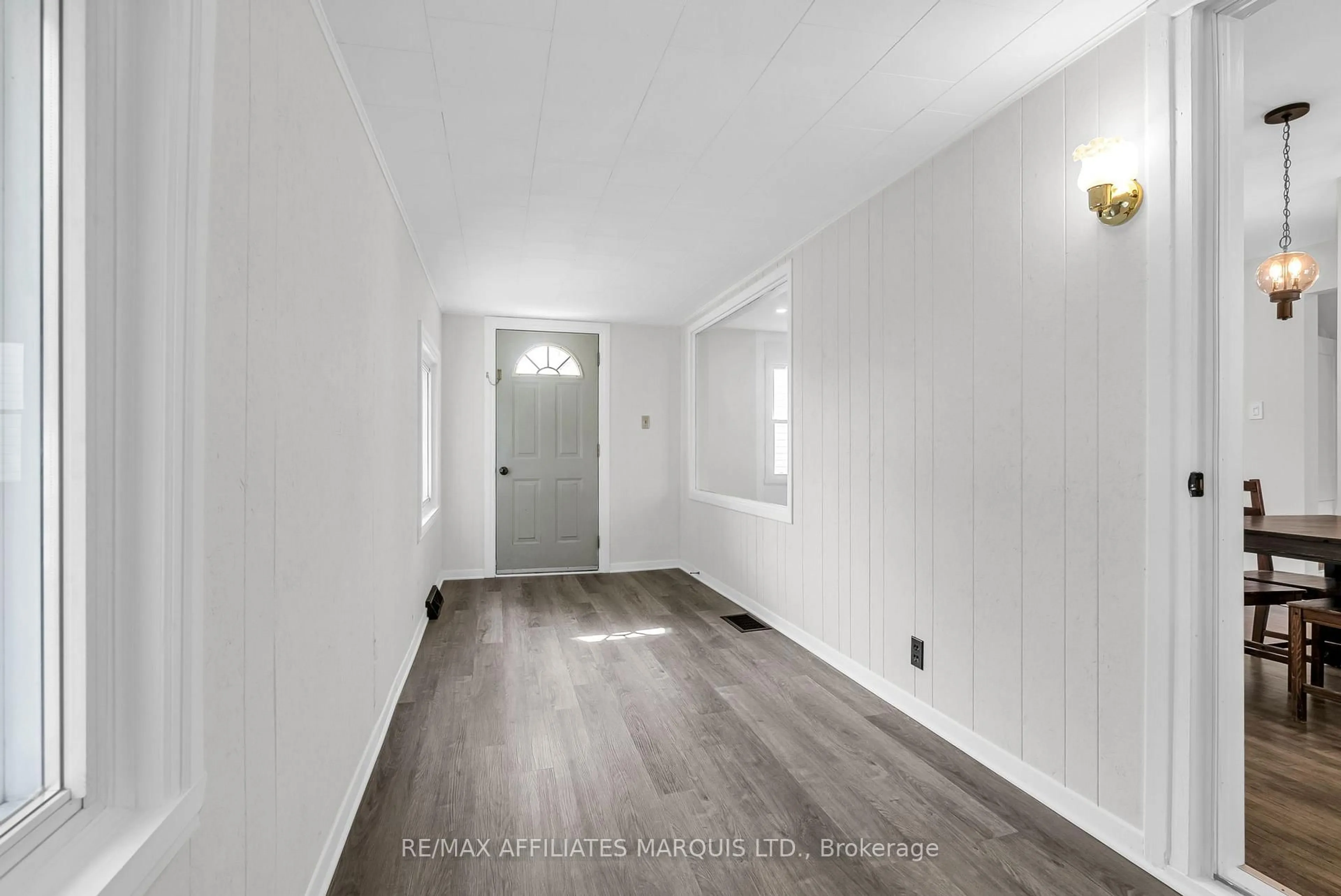 Indoor entryway for 1142 Dieppe St, Cornwall Ontario K6H 3K3