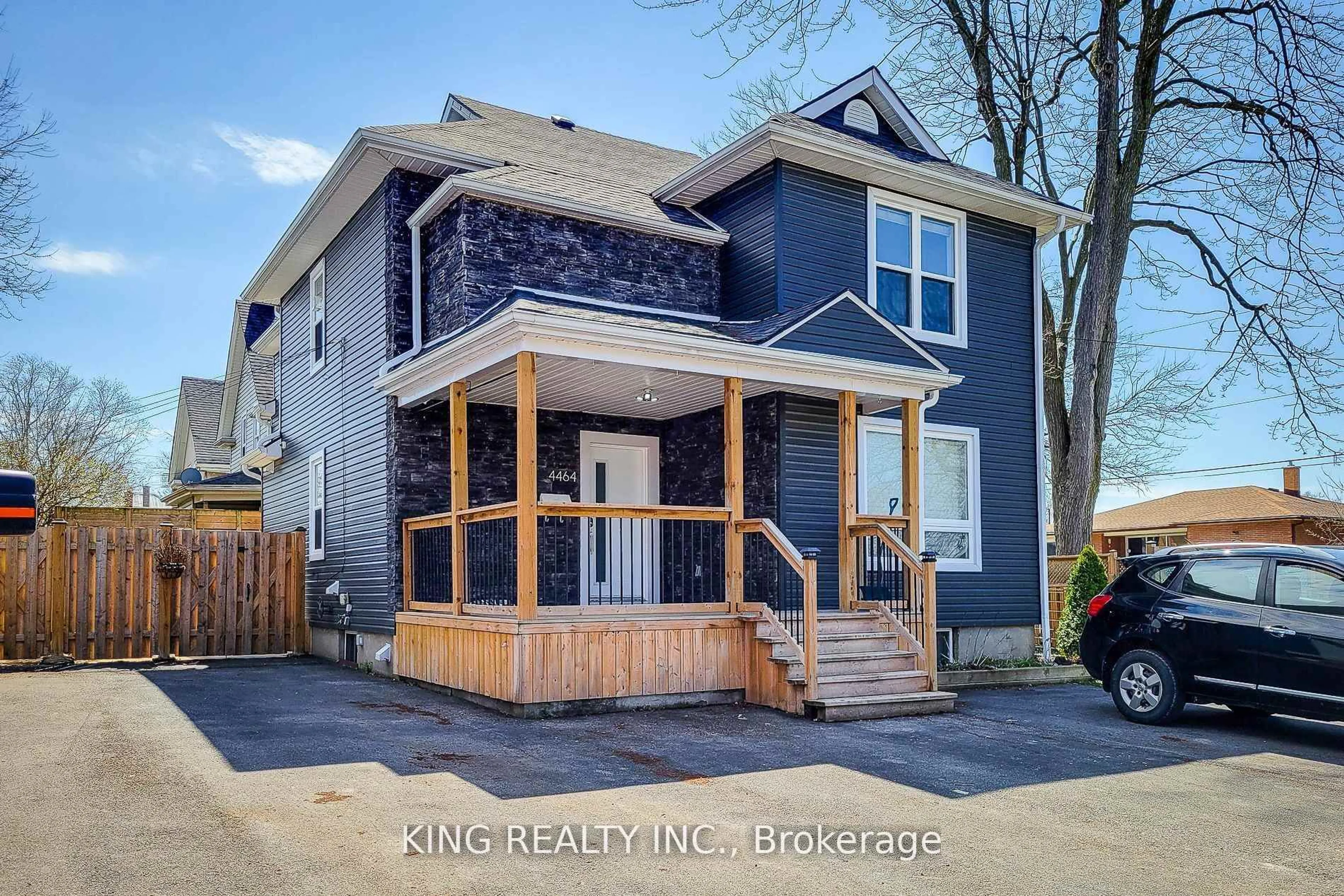 Home with vinyl exterior material, street for 4464 Ellis St, Niagara Falls Ontario L2E 1H4