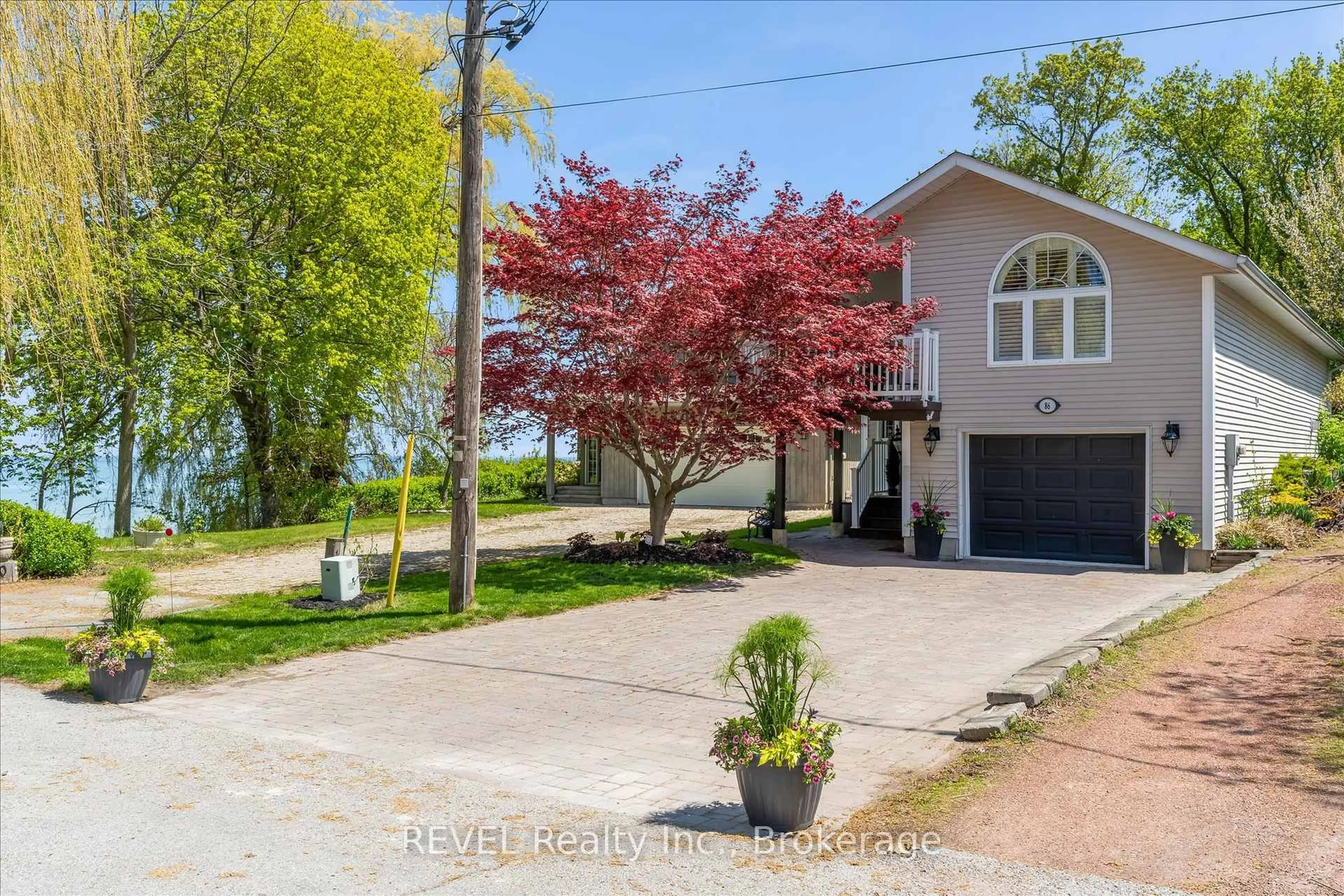 A pic from outside/outdoor area/front of a property/back of a property/a pic from drone, water/lake/river/ocean view for 86 Newport St, St. Catharines Ontario L2M 1P7