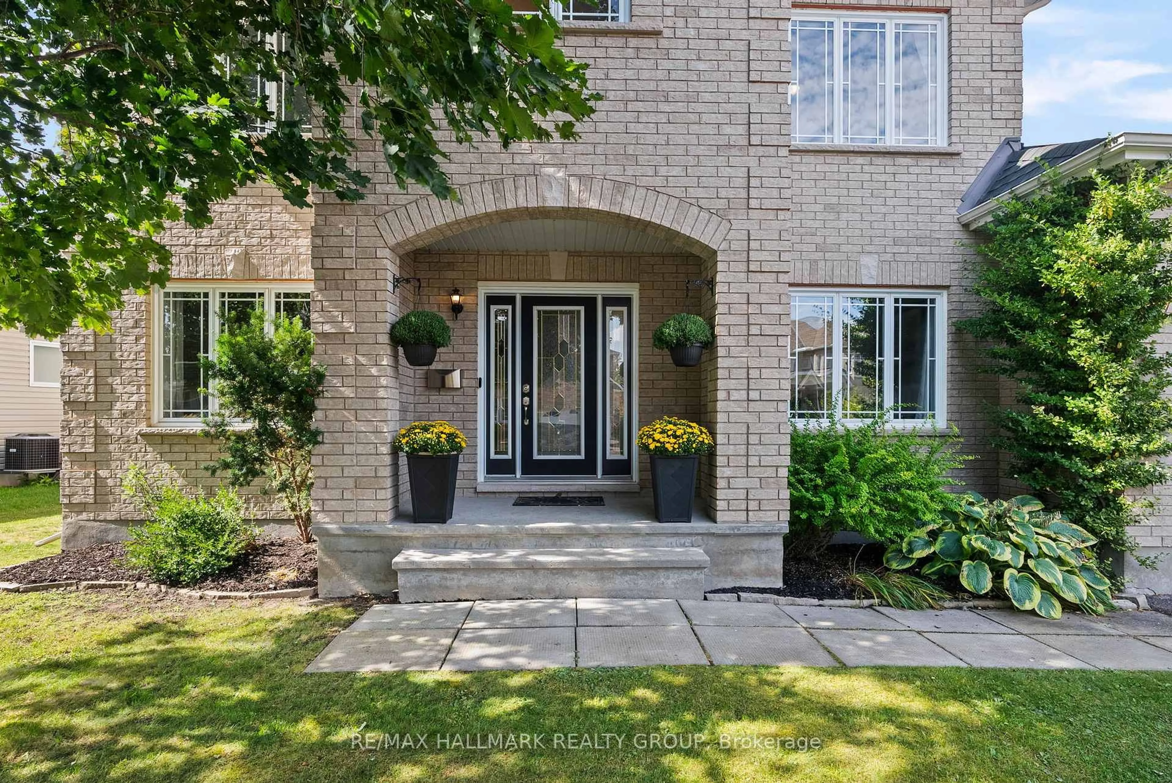 Indoor entryway for 37 Wilderness Way, Ottawa Ontario K2S 2E2