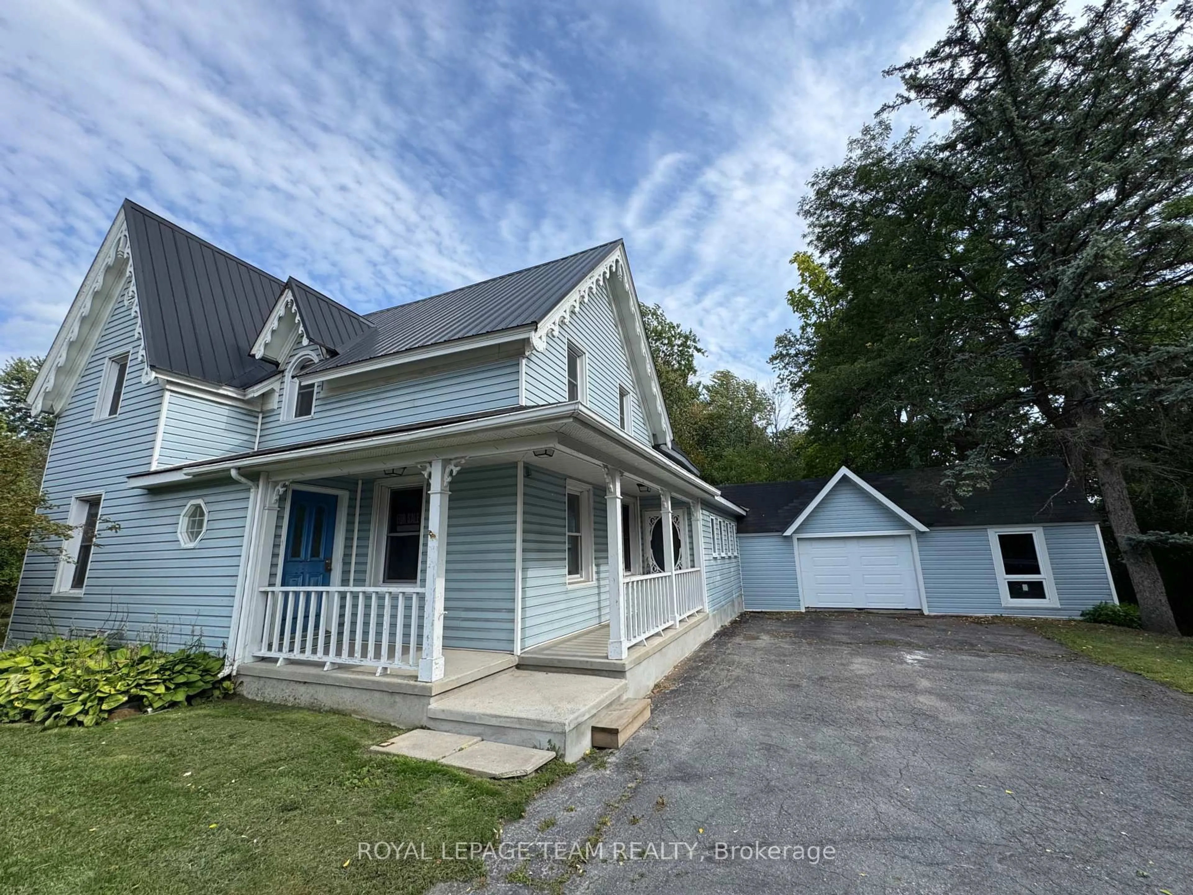 A pic from outside/outdoor area/front of a property/back of a property/a pic from drone, street for 1022 Bridge St, Ottawa Ontario K4M 1K4