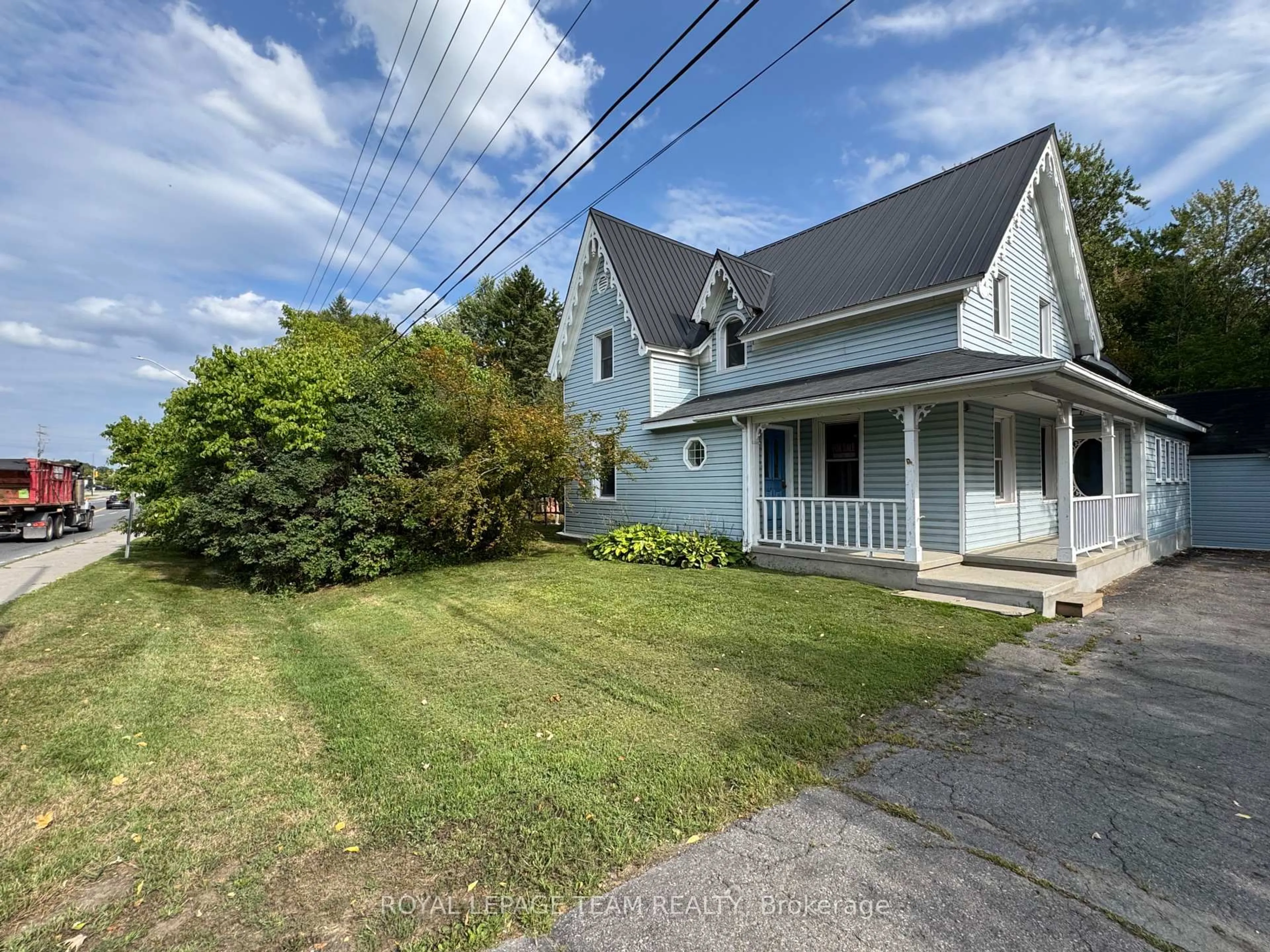 A pic from outside/outdoor area/front of a property/back of a property/a pic from drone, street for 1022 Bridge St, Ottawa Ontario K4M 1K4