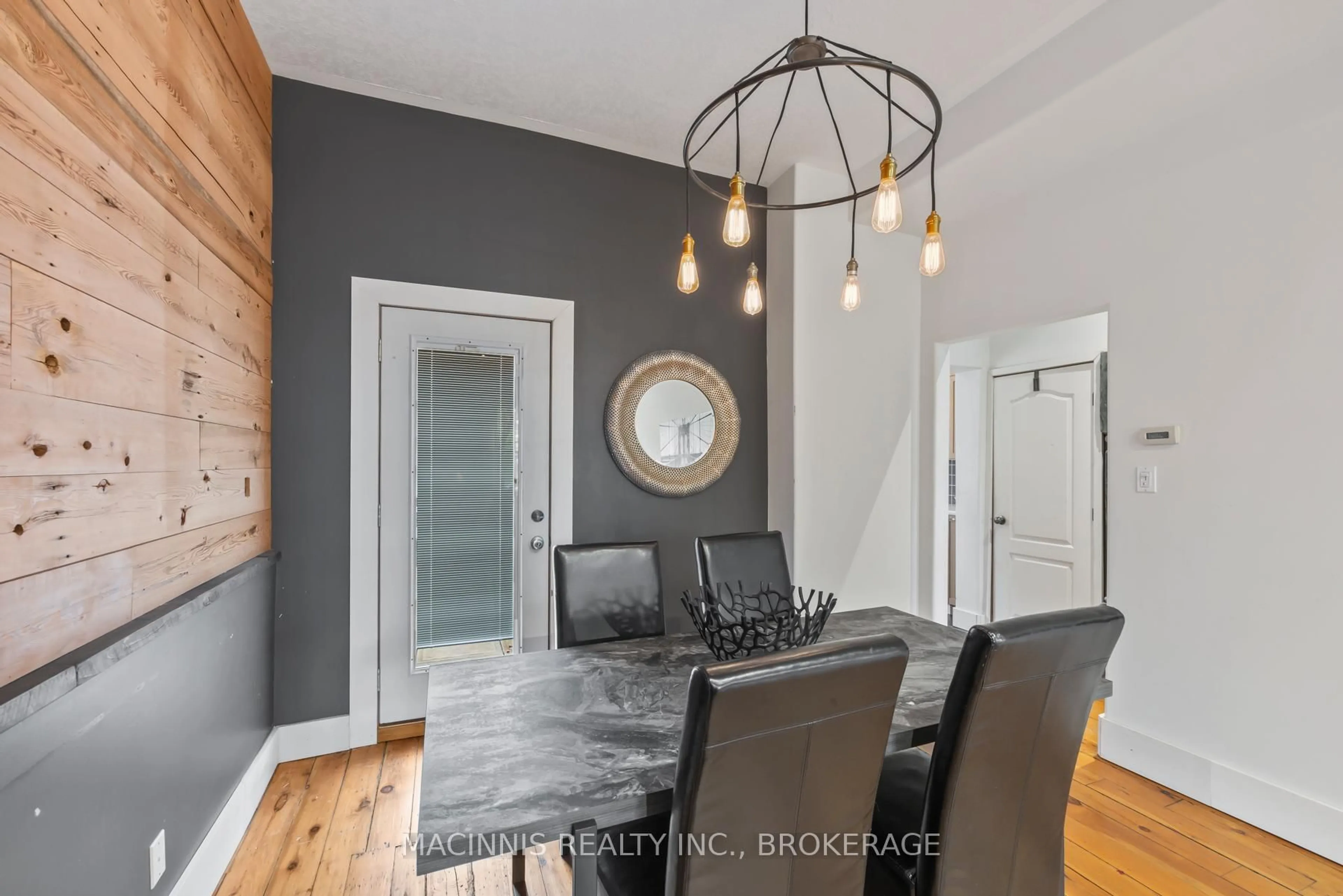 Dining room, wood/laminate floor for 64 Bay St, Kingston Ontario K7K 1H6