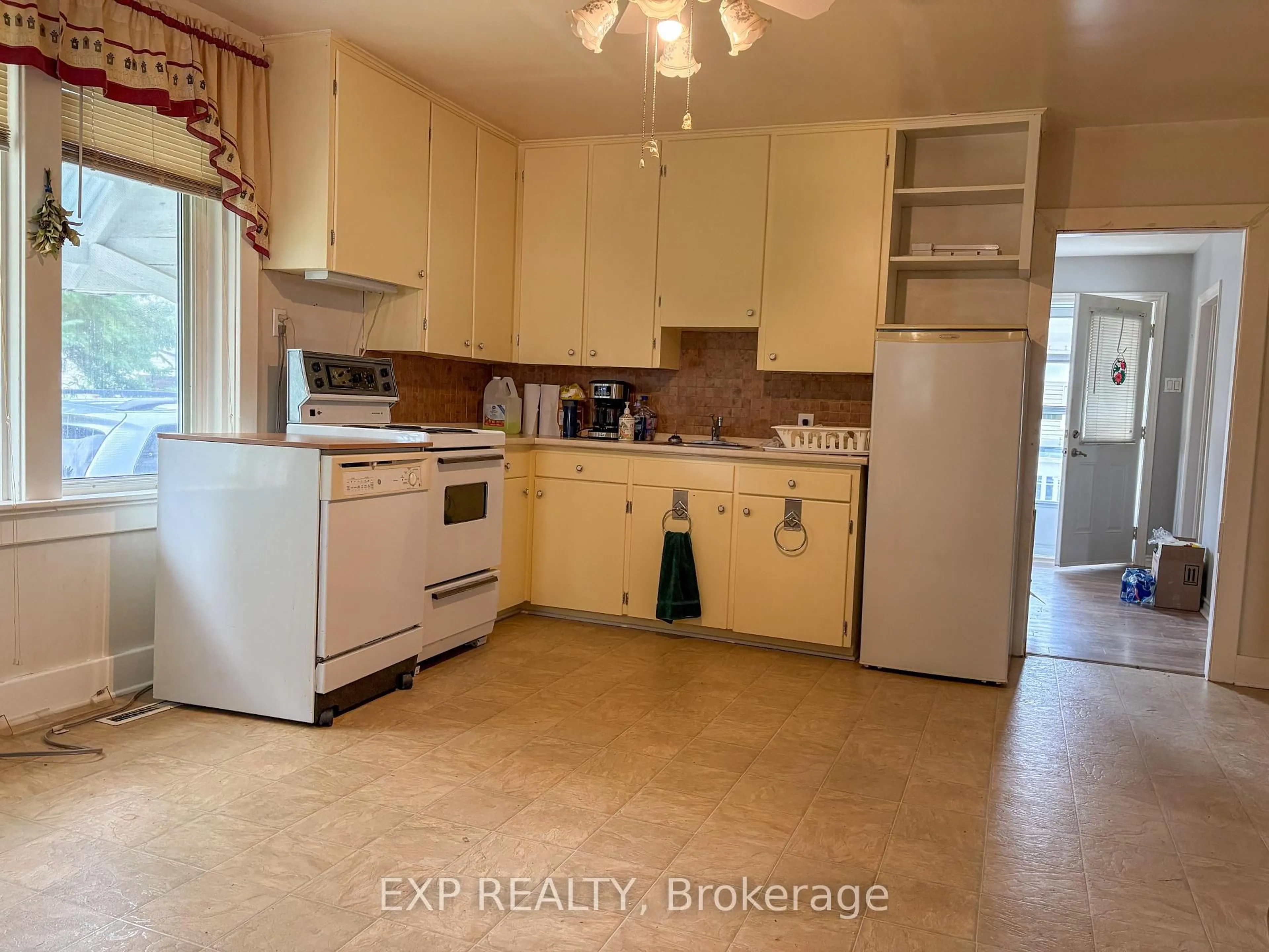 Standard kitchen, ceramic/tile floor for 57 Bank St, Renfrew Ontario K7V 2E5