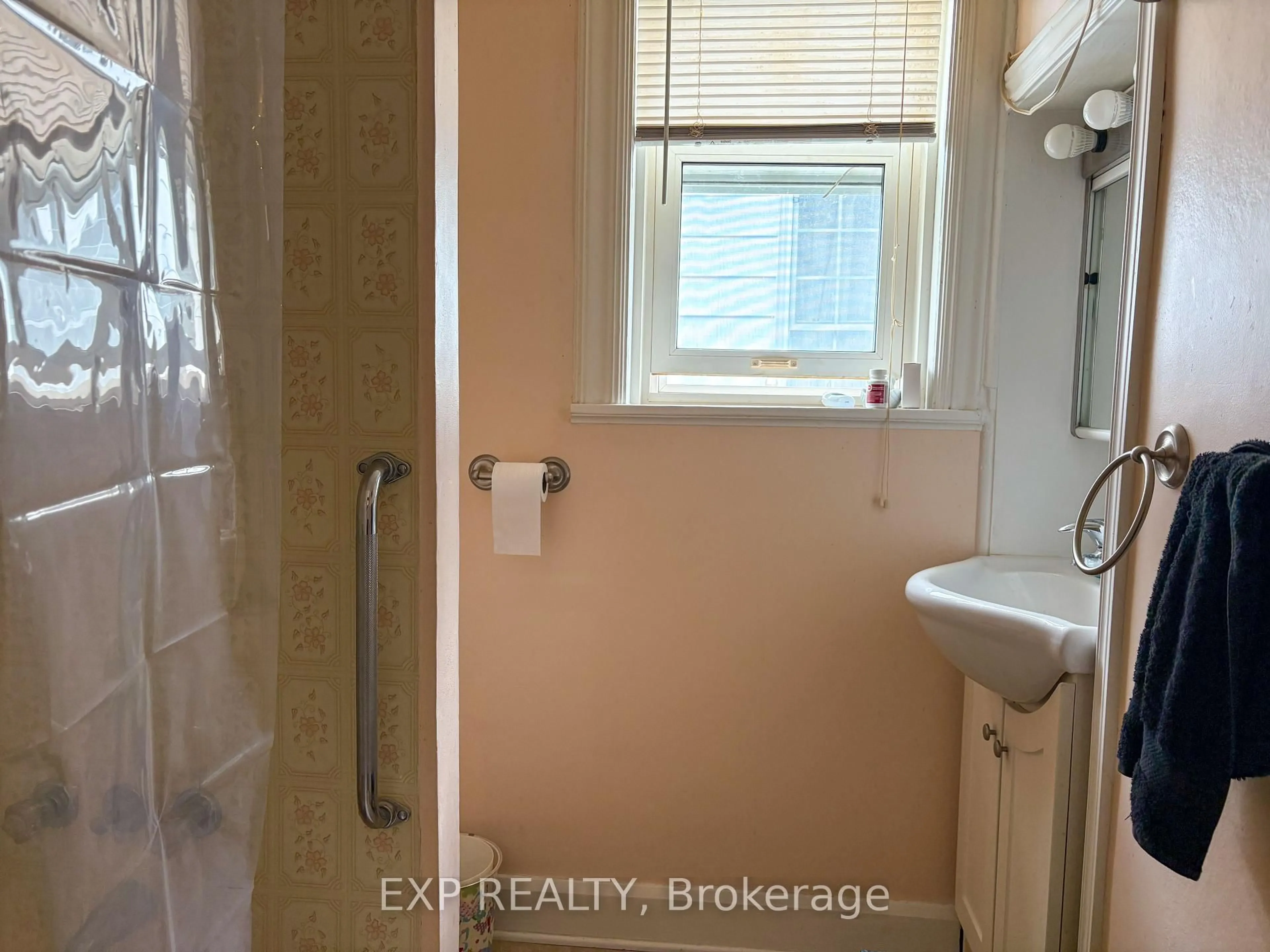 Standard bathroom, unknown for 57 Bank St, Renfrew Ontario K7V 2E5