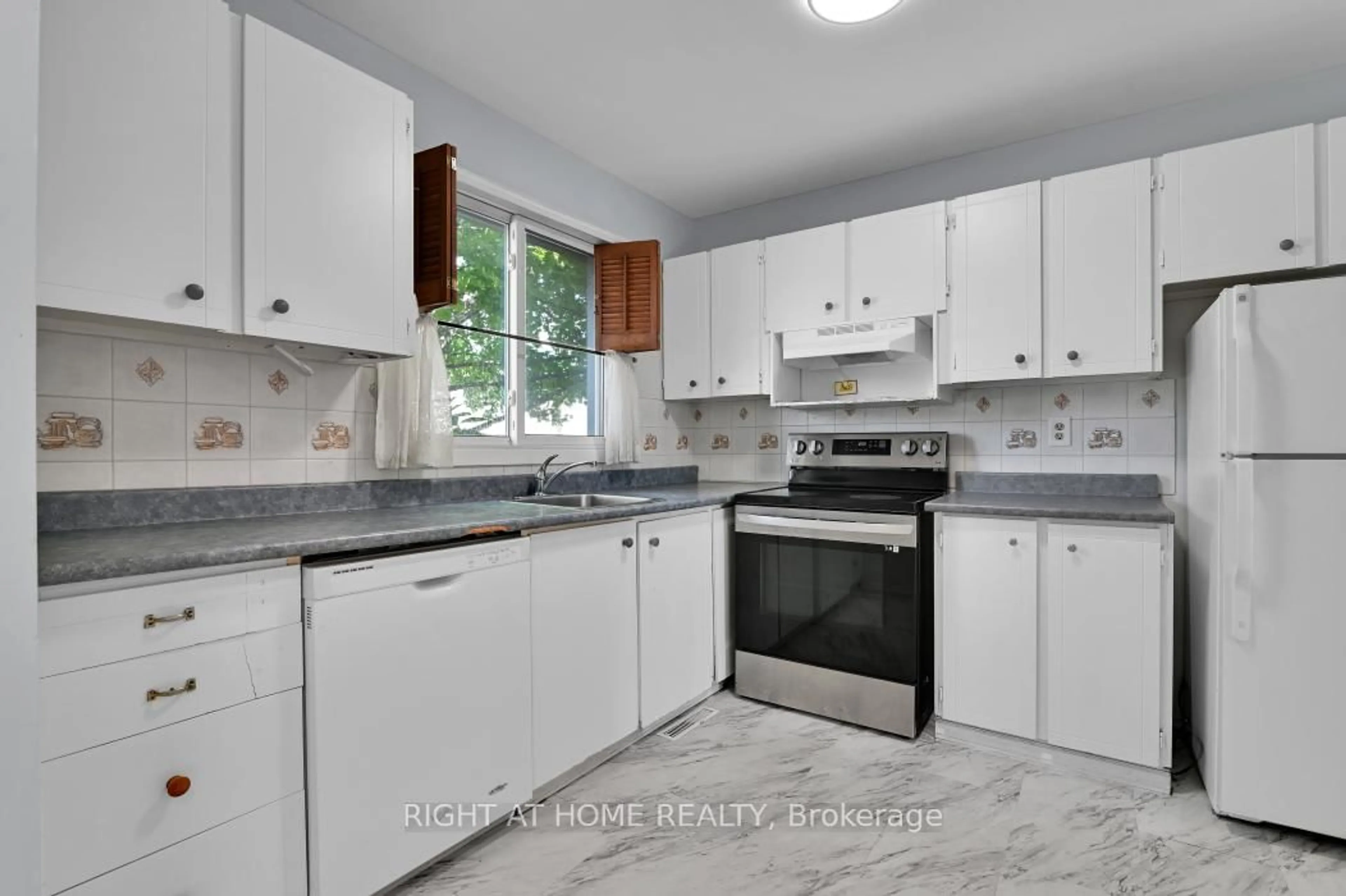 Standard kitchen, ceramic/tile floor for 1441 Perez Cres, Ottawa Ontario K1J 8V3