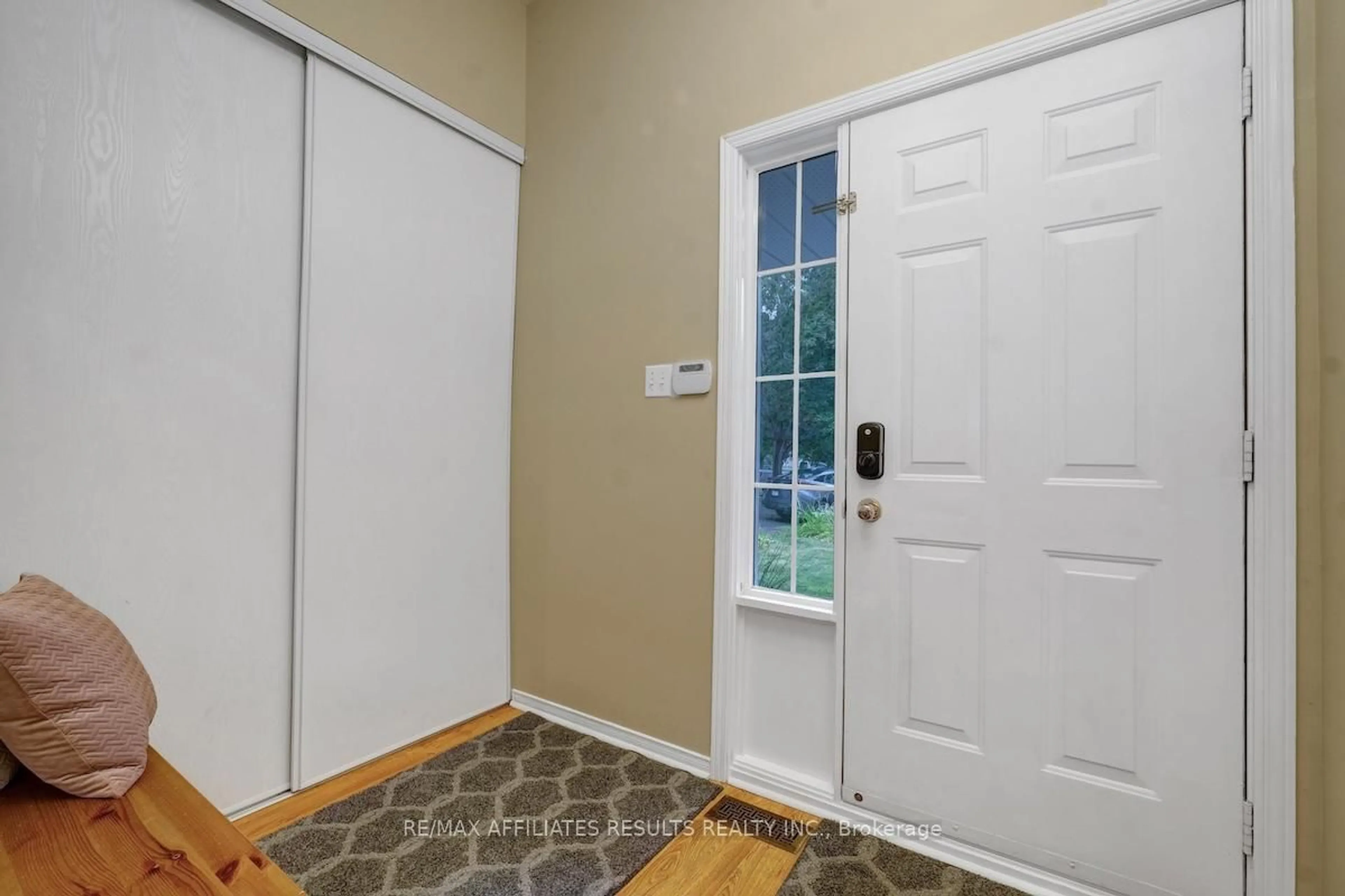 Indoor entryway for 97 Flowertree Cres, Ottawa Ontario K2M 2R7