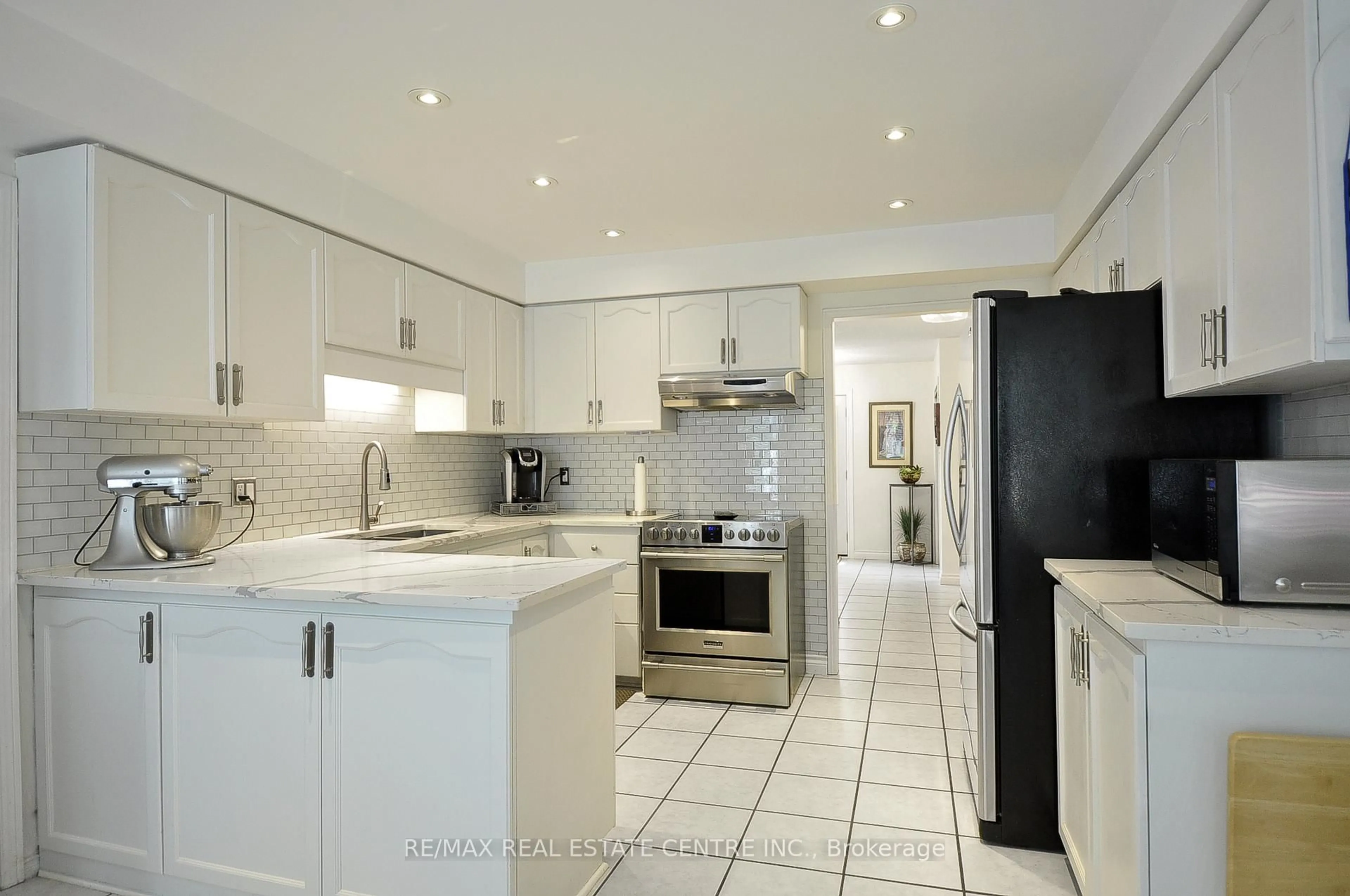 Contemporary kitchen, ceramic/tile floor for 57 Chipman St, Cambridge Ontario N3C 3R9
