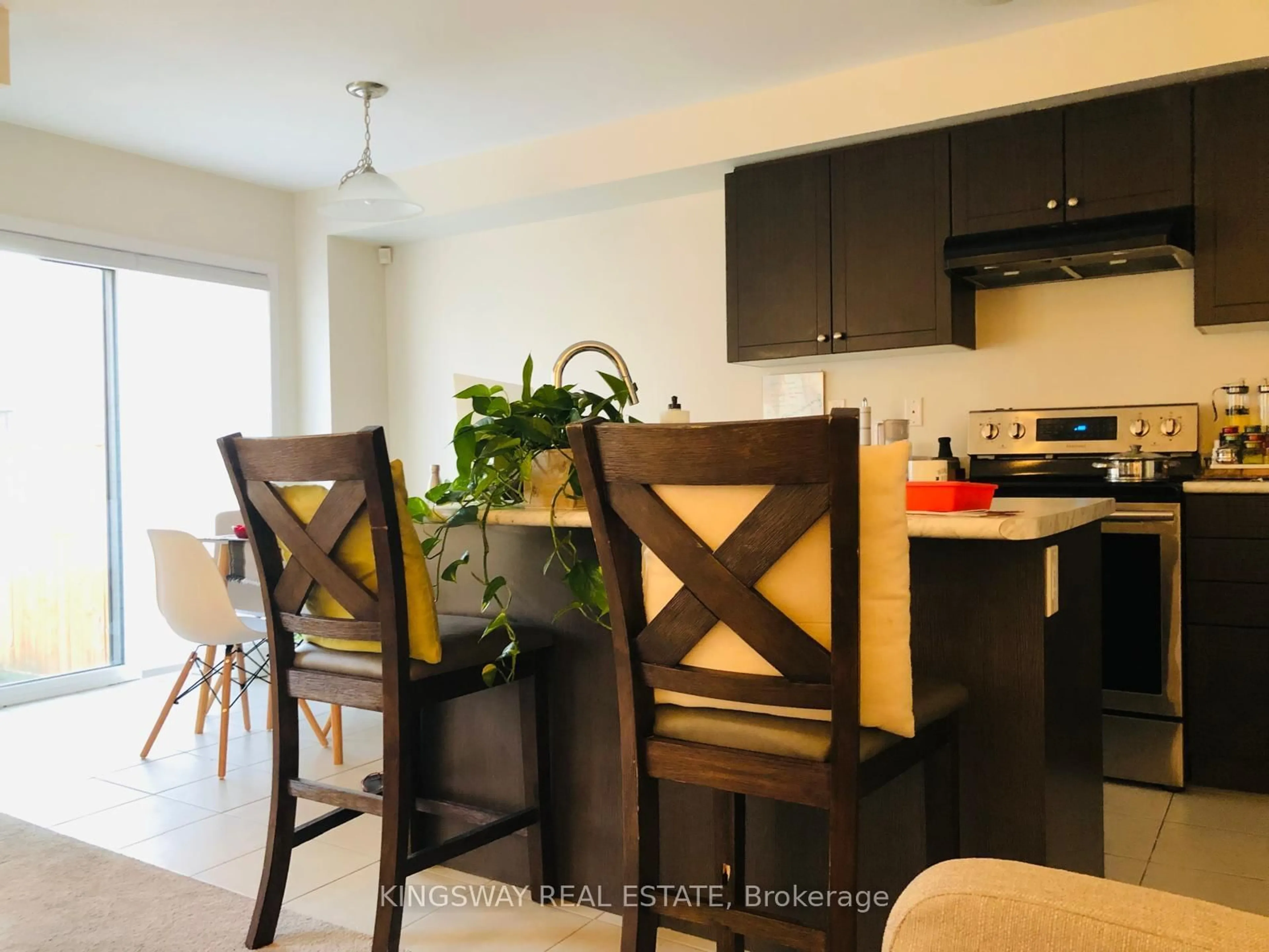 Open concept kitchen, wood/laminate floor for 125 Thompson Rd, Haldimand Ontario N3W 0E1