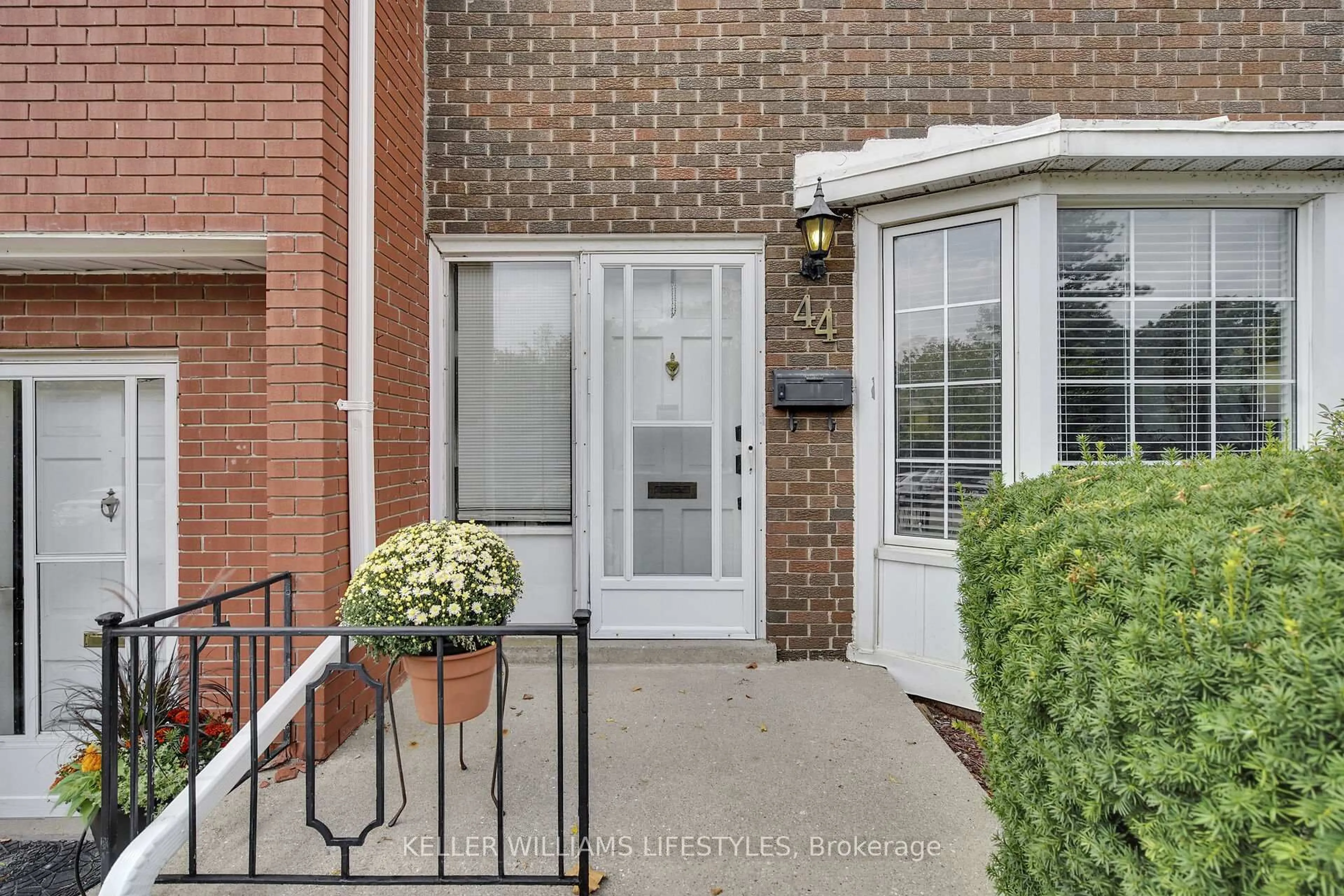 Indoor entryway for 1220 Royal York Rd #44, London North Ontario N6H 3Z9