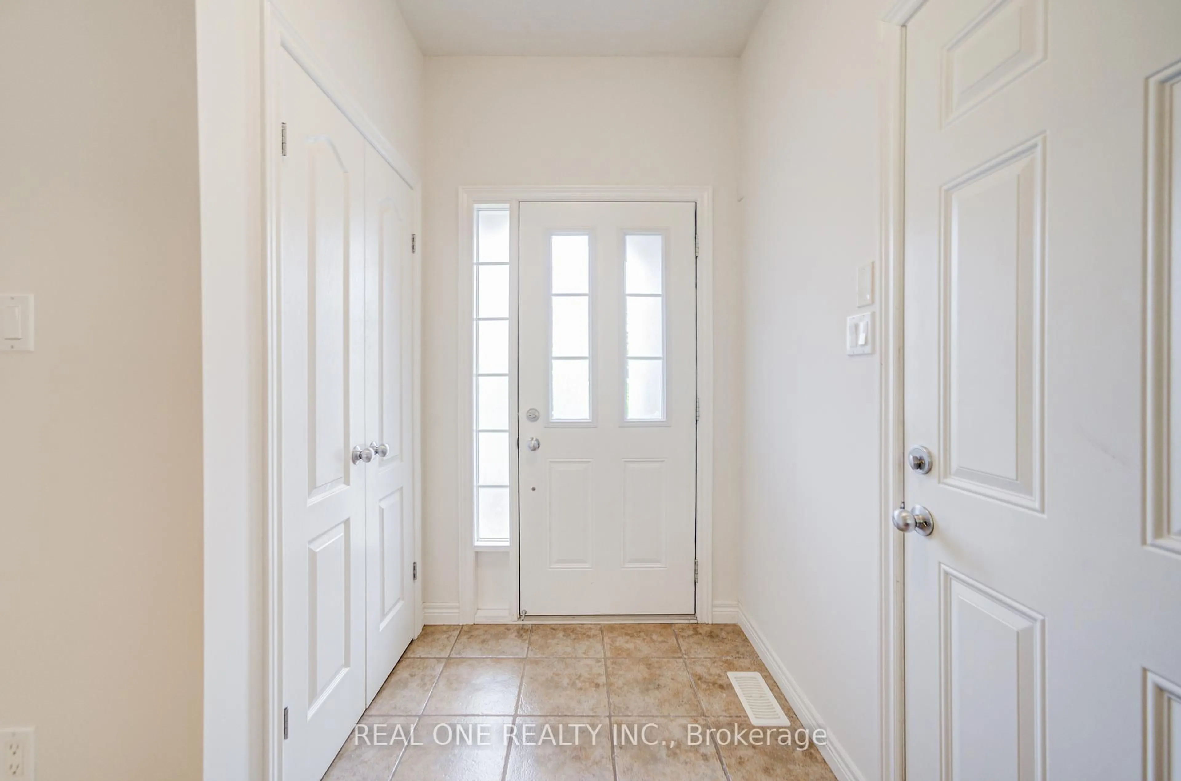 Indoor entryway for 36 Palacebeach Tr, Hamilton Ontario L8E 5C3