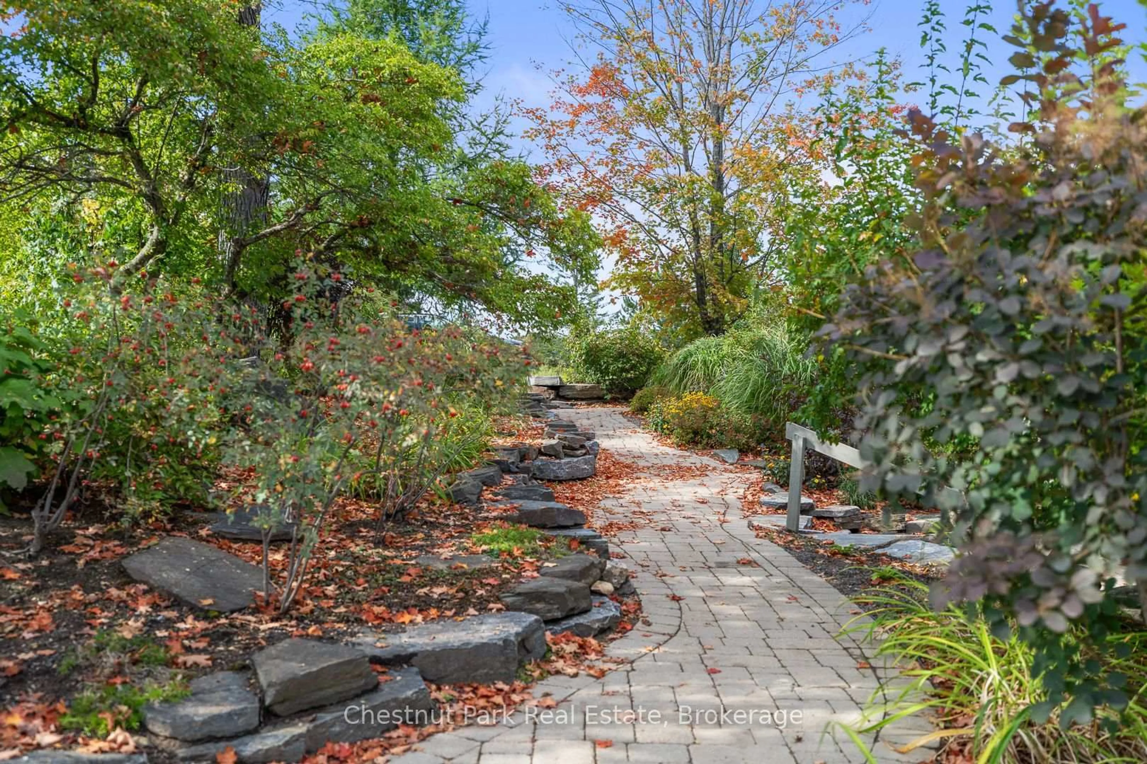 Patio, street for 5521 Grandview Signature Dr, Huntsville Ontario P1H 2N1