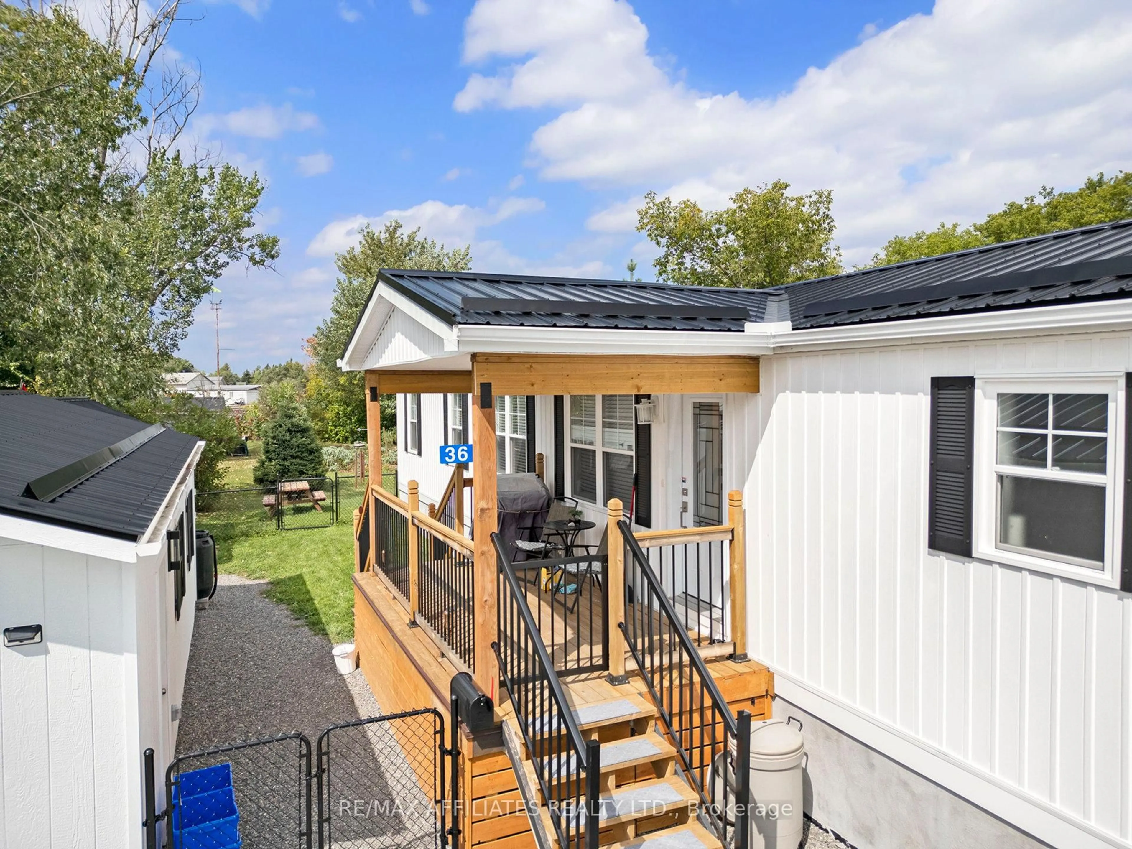 Home with vinyl exterior material, unknown for 36 Second St, Smiths Falls Ontario K7A 3H2