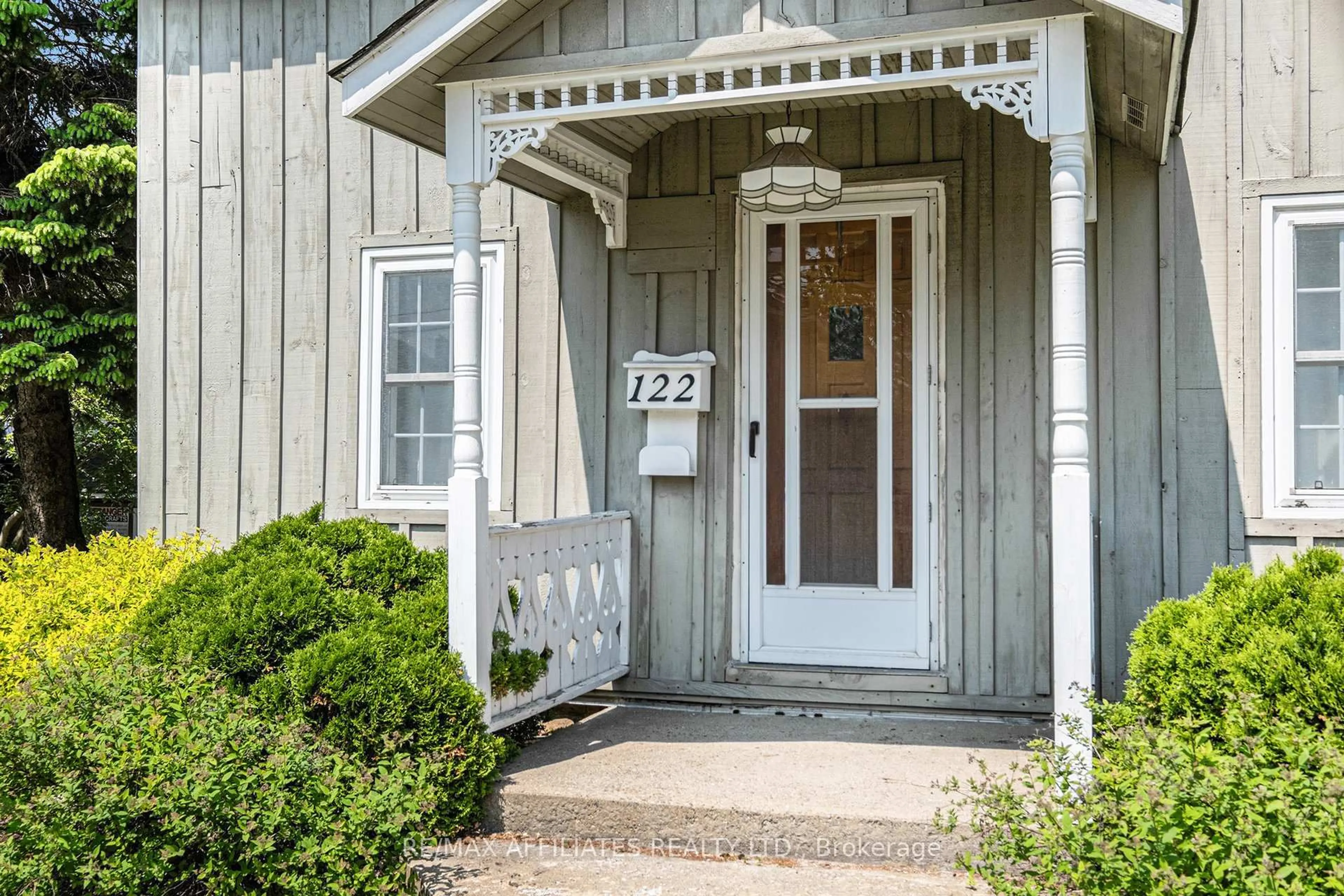 Indoor entryway for 122 Chambers St, Smiths Falls Ontario K7A 2Z3