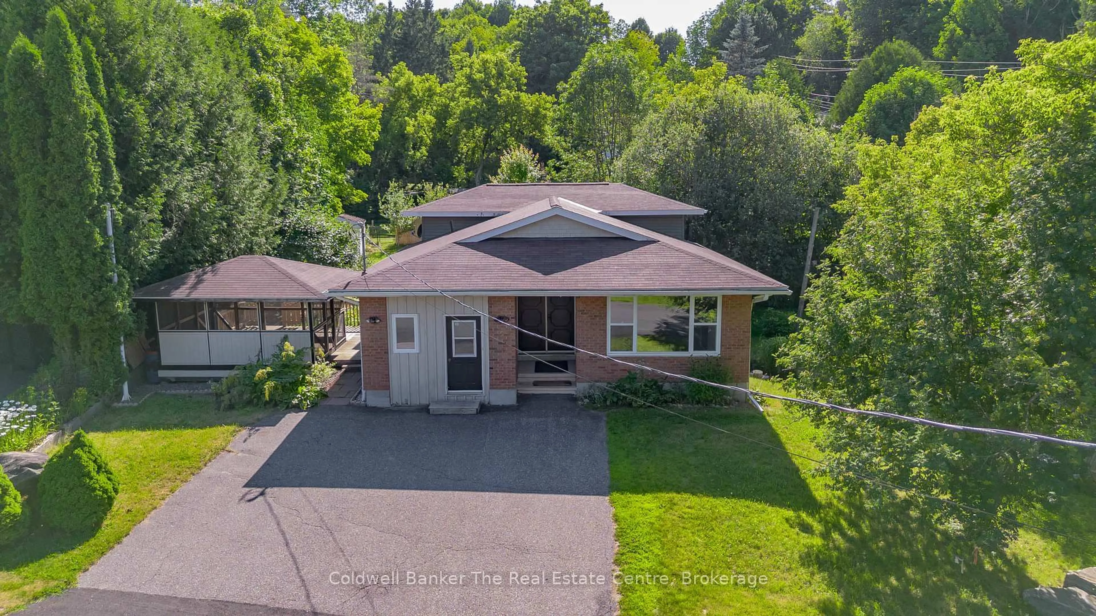 A pic from outside/outdoor area/front of a property/back of a property/a pic from drone, street for 5 Anthony Crt, Huntsville Ontario P1H 1T2