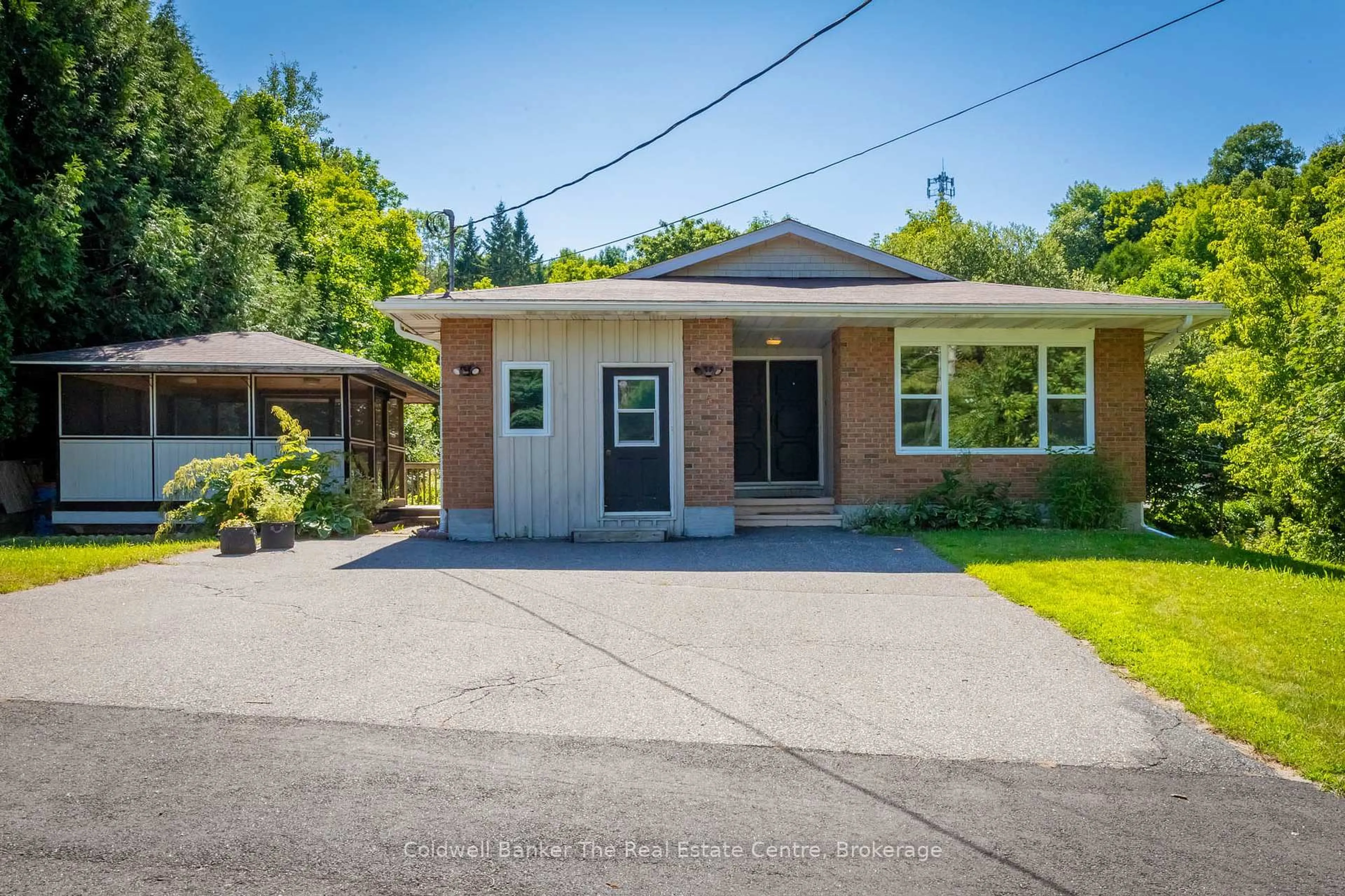A pic from outside/outdoor area/front of a property/back of a property/a pic from drone, street for 5 Anthony Crt, Huntsville Ontario P1H 1T2
