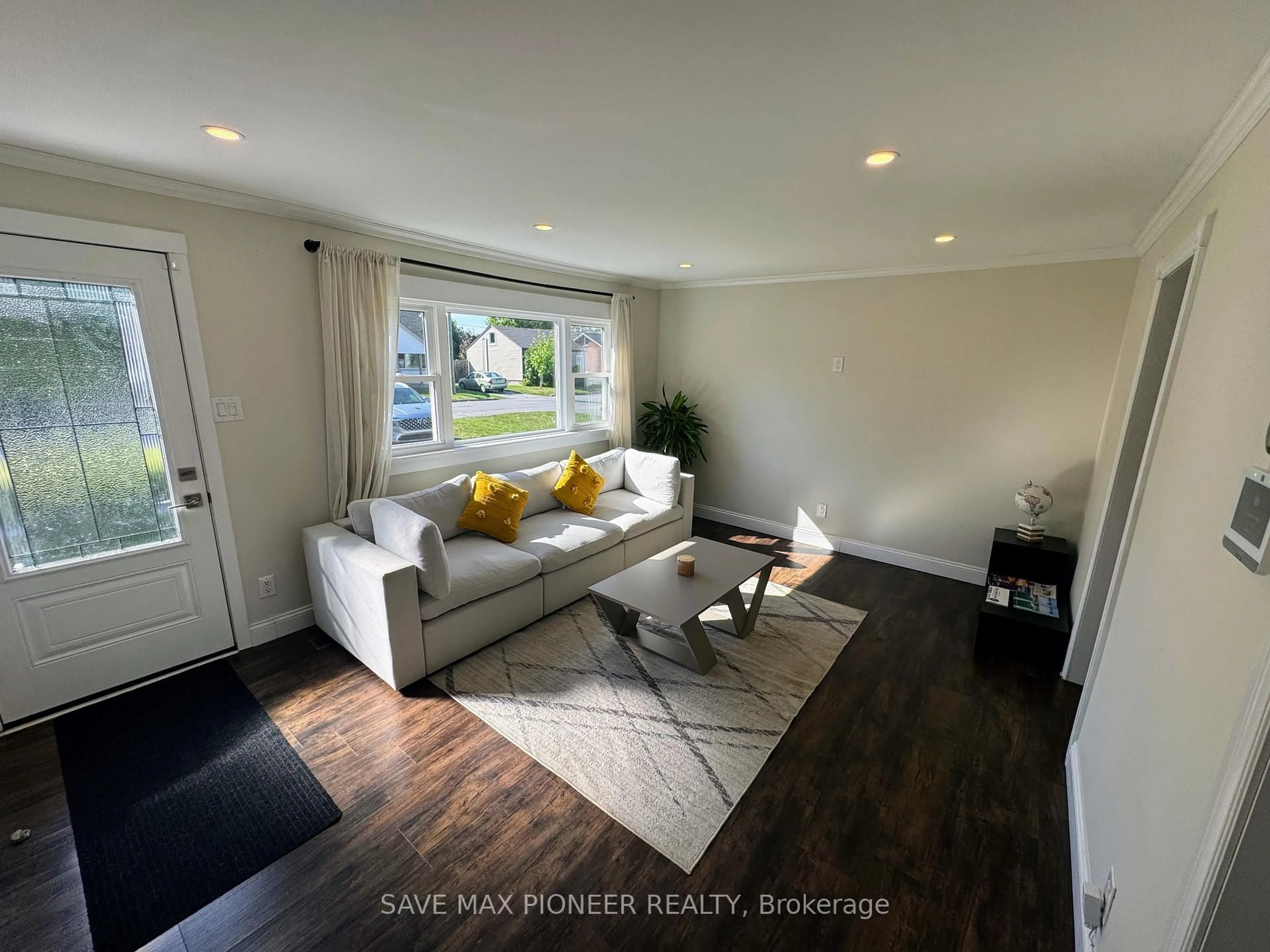 Living room with furniture, wood/laminate floor for 21 Mary St, Fort Erie Ontario L2A 4A2