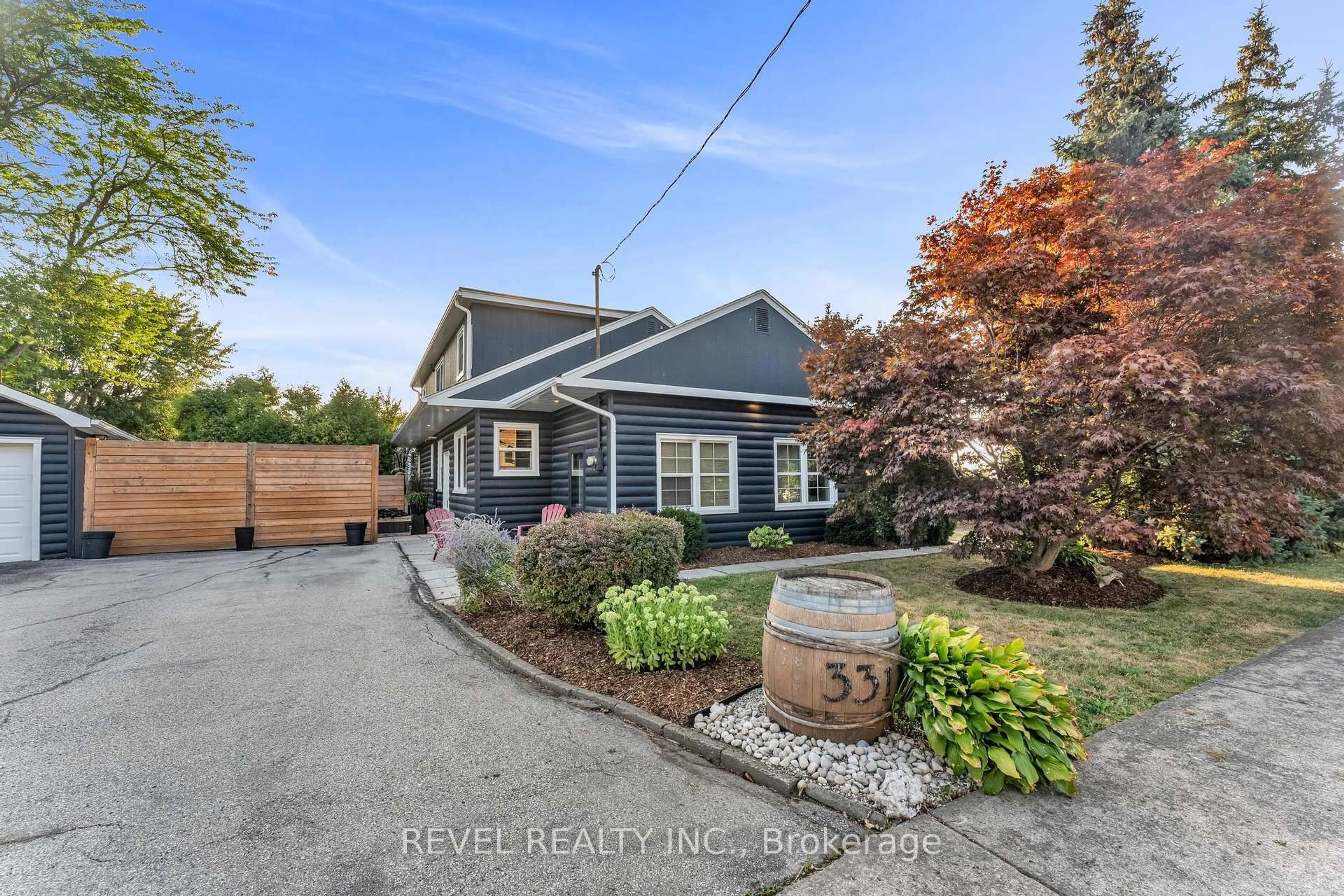 A pic from outside/outdoor area/front of a property/back of a property/a pic from drone, street for 331 St Paul St, St. Catharines Ontario L2R 6P7