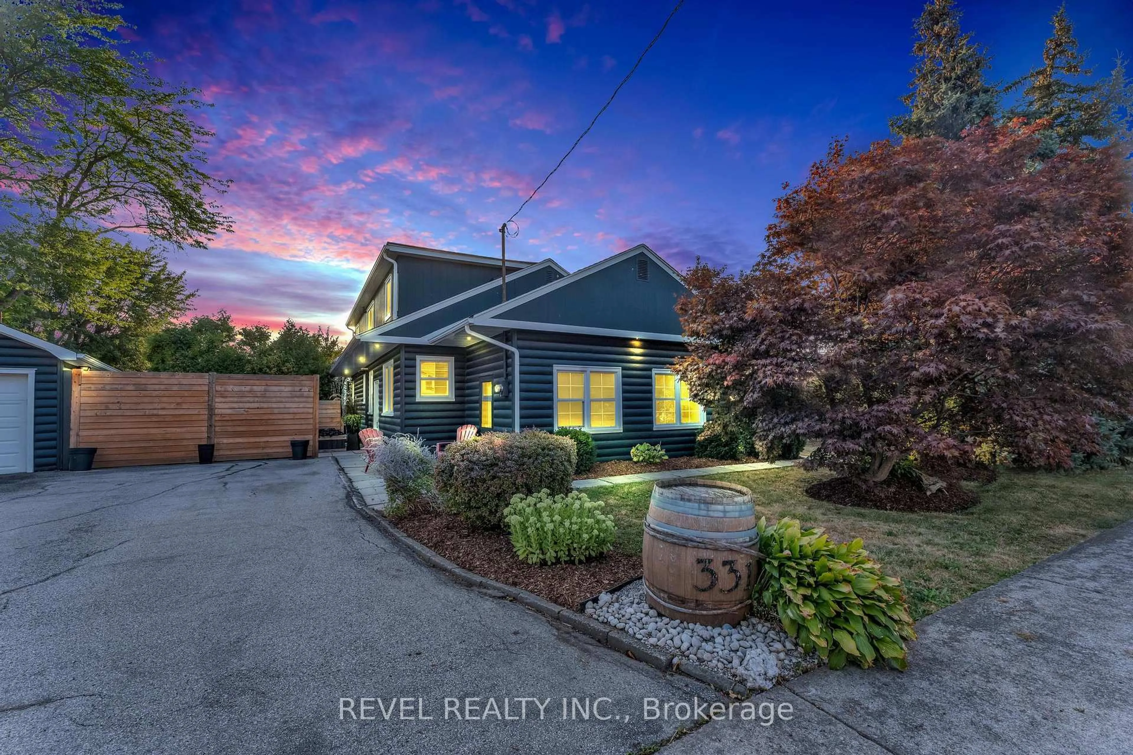 A pic from outside/outdoor area/front of a property/back of a property/a pic from drone, unknown for 331 St Paul St, St. Catharines Ontario L2R 6P7