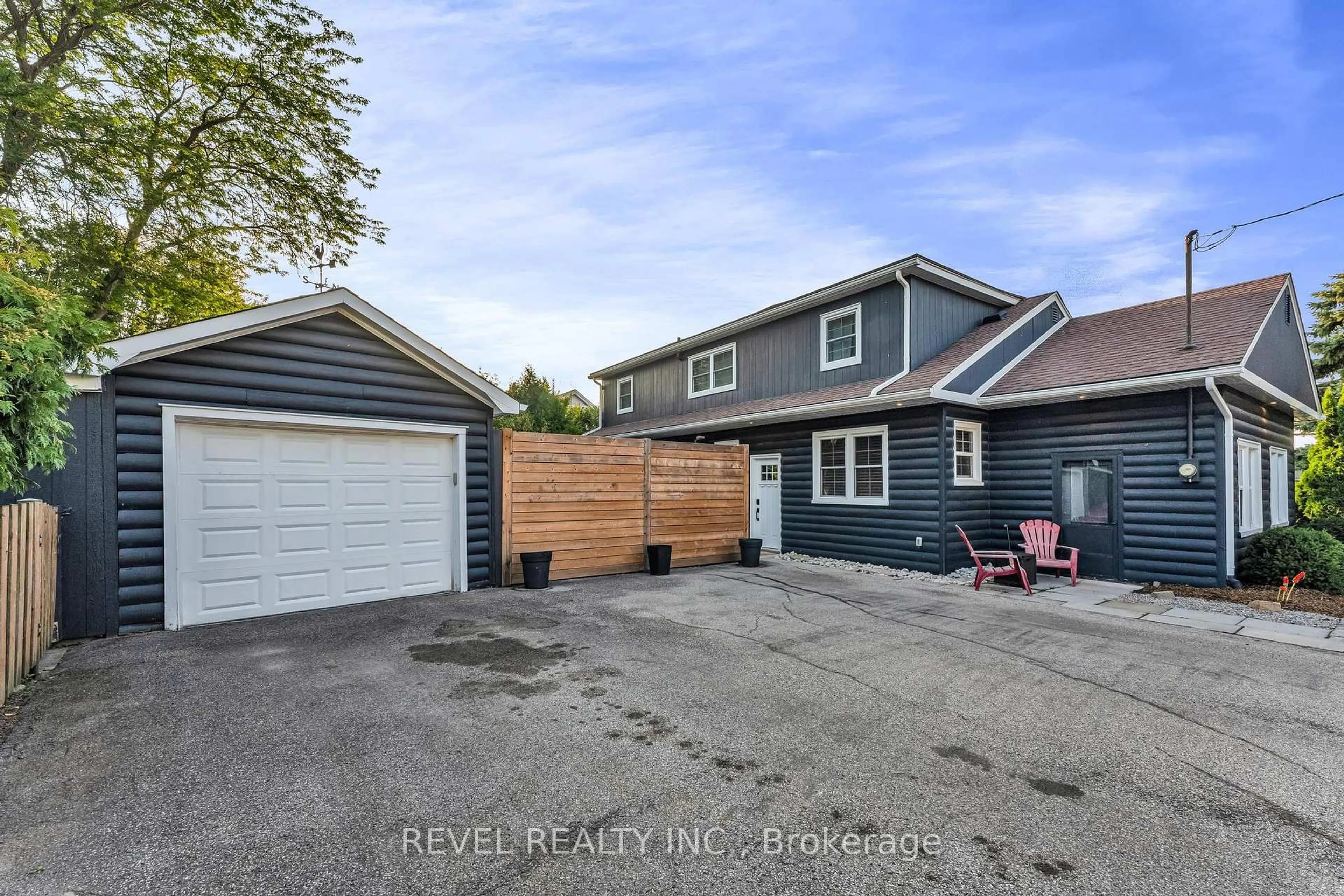 A pic from outside/outdoor area/front of a property/back of a property/a pic from drone, street for 331 St Paul St, St. Catharines Ontario L2R 6P7