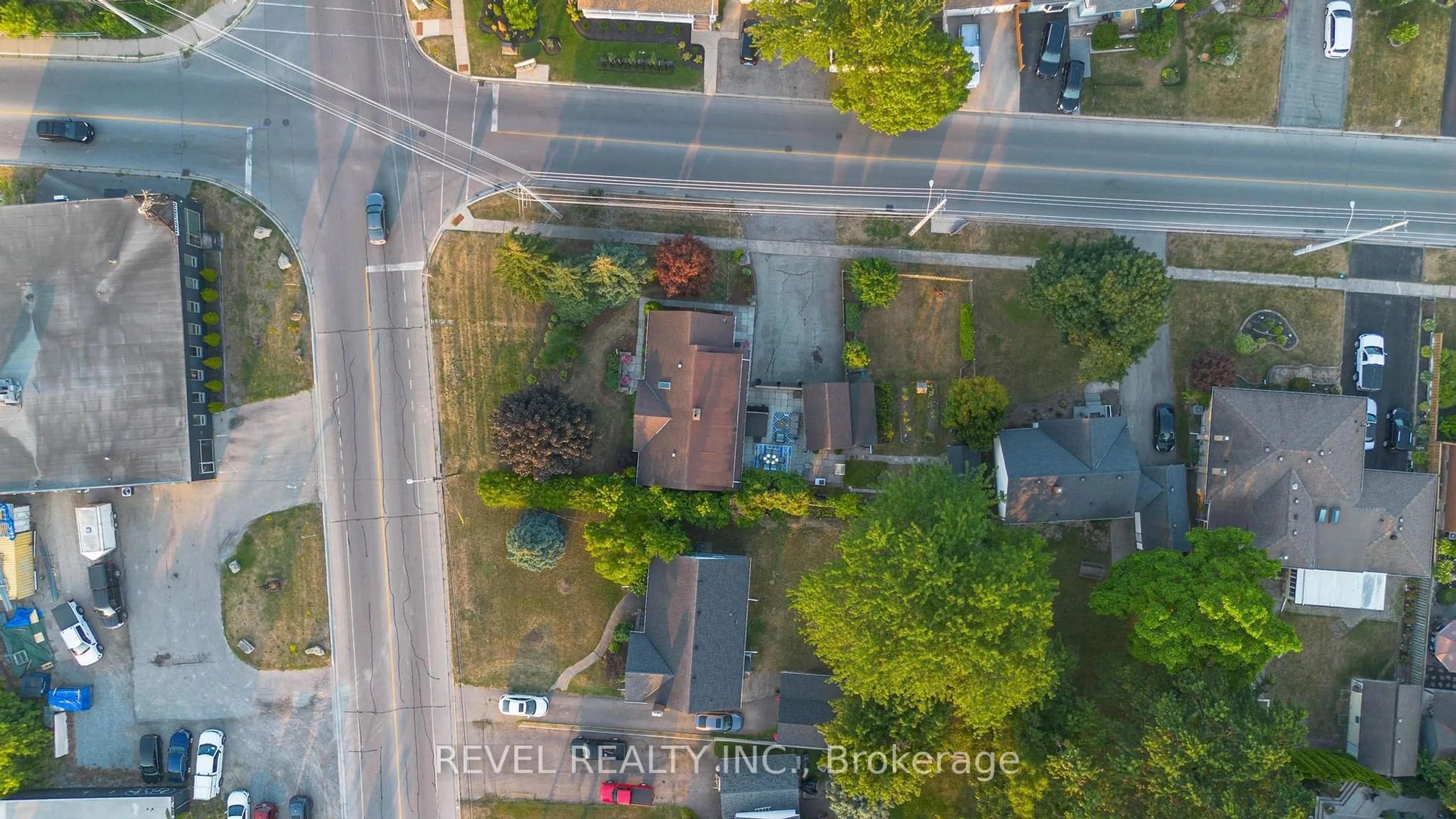 A pic from outside/outdoor area/front of a property/back of a property/a pic from drone, street for 331 St Paul St, St. Catharines Ontario L2R 6P7