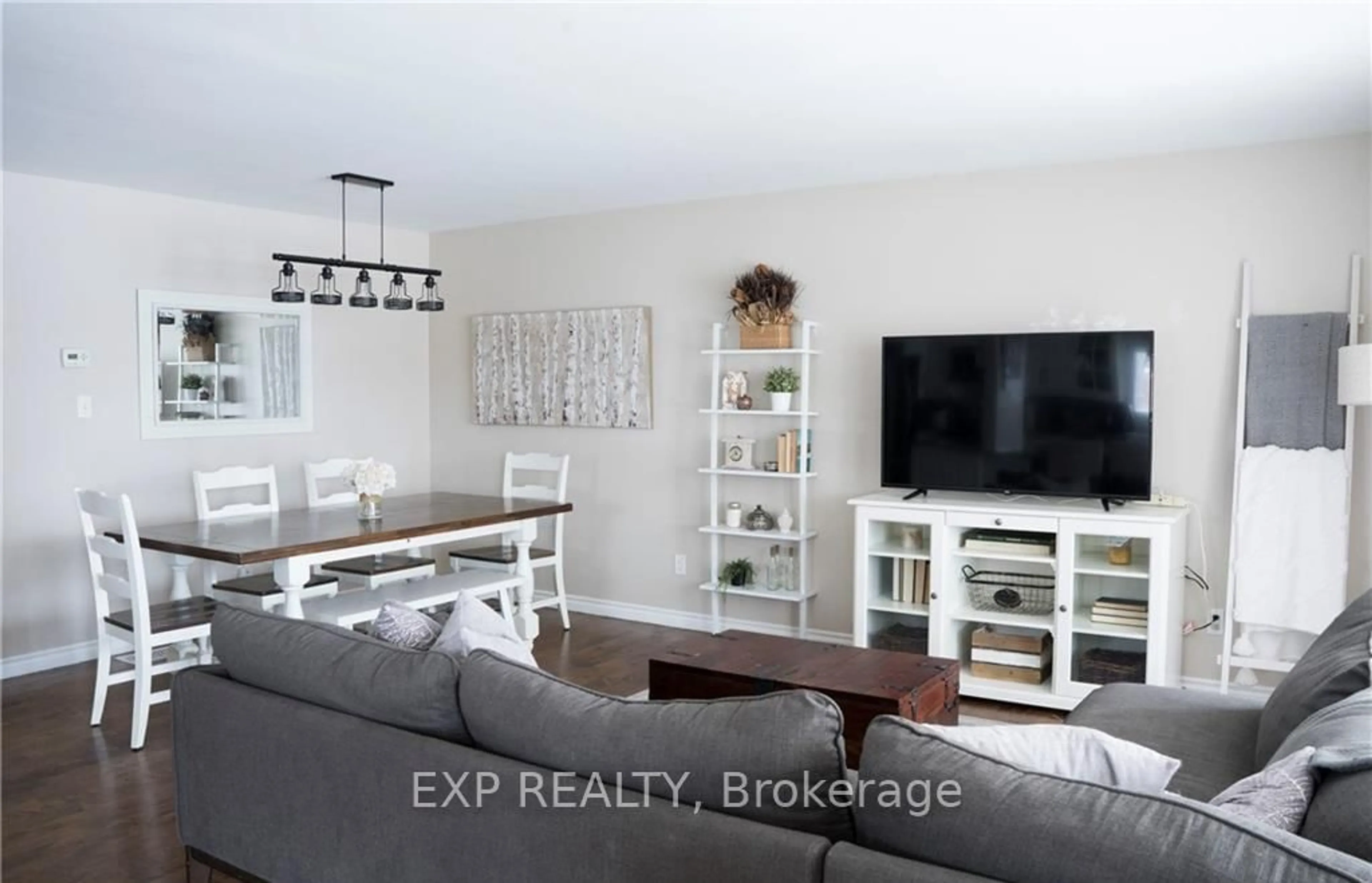 Living room with furniture, unknown for 62 Owen Pl, Hamilton Ontario L8G 2H2