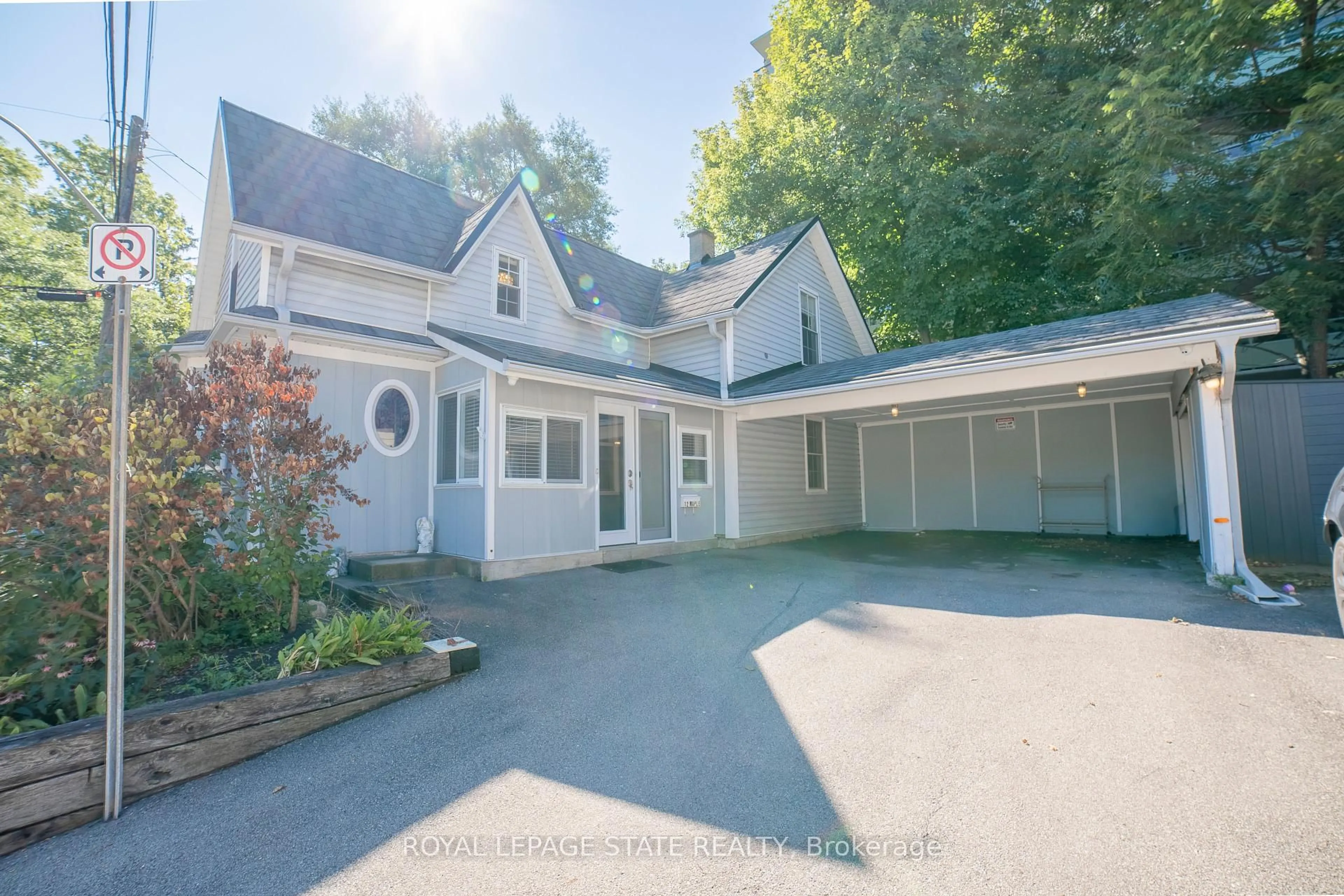 A pic from outside/outdoor area/front of a property/back of a property/a pic from drone, street for 12 Maple Ave, Hamilton Ontario L8G 2N9