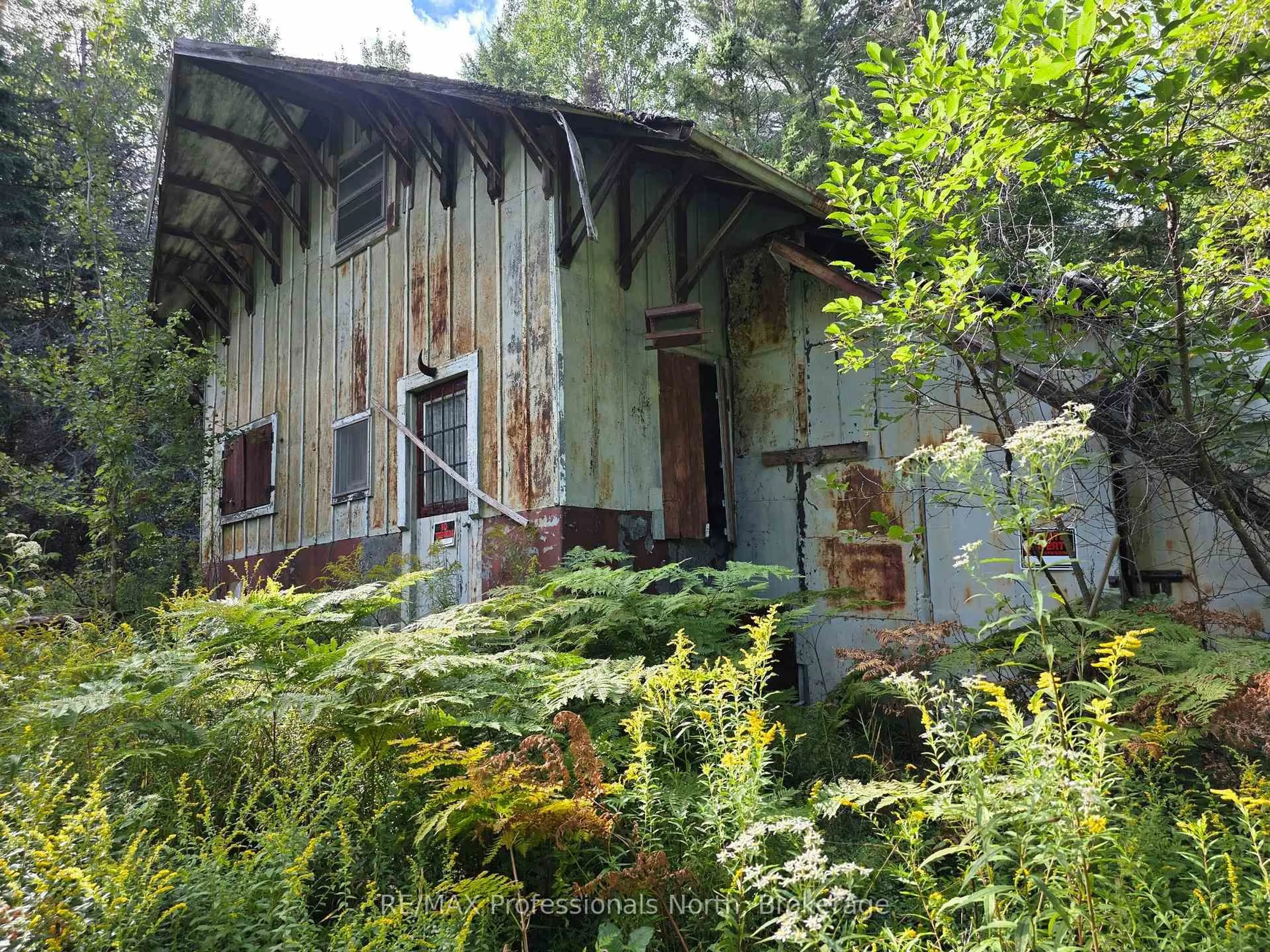 Shed for 671 Lynx Lake Rd, Huntsville Ontario P1H 2J3
