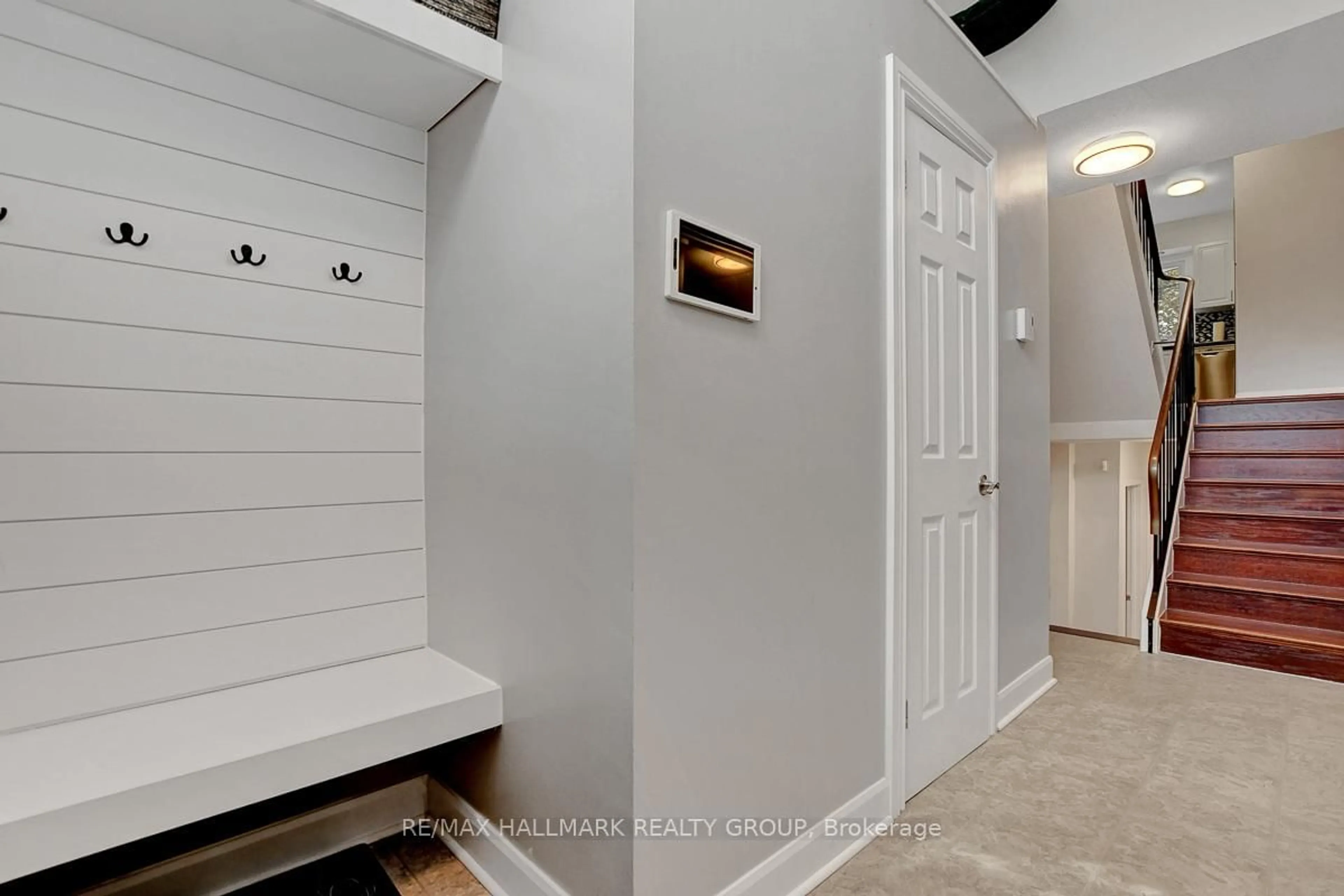 Indoor entryway for 2094 Eric Cres, Ottawa Ontario K1B 4P4