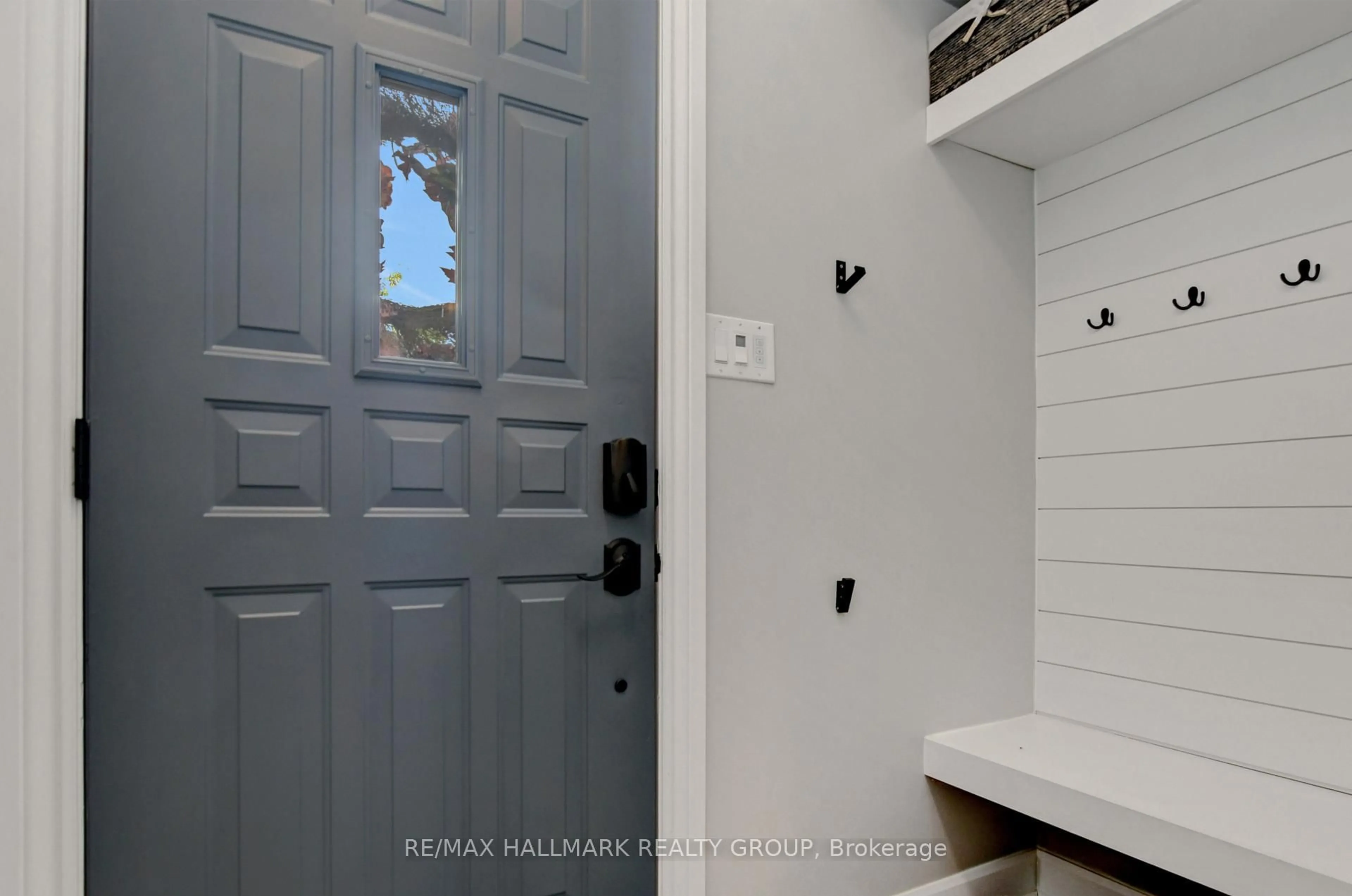 Indoor entryway for 2094 Eric Cres, Ottawa Ontario K1B 4P4
