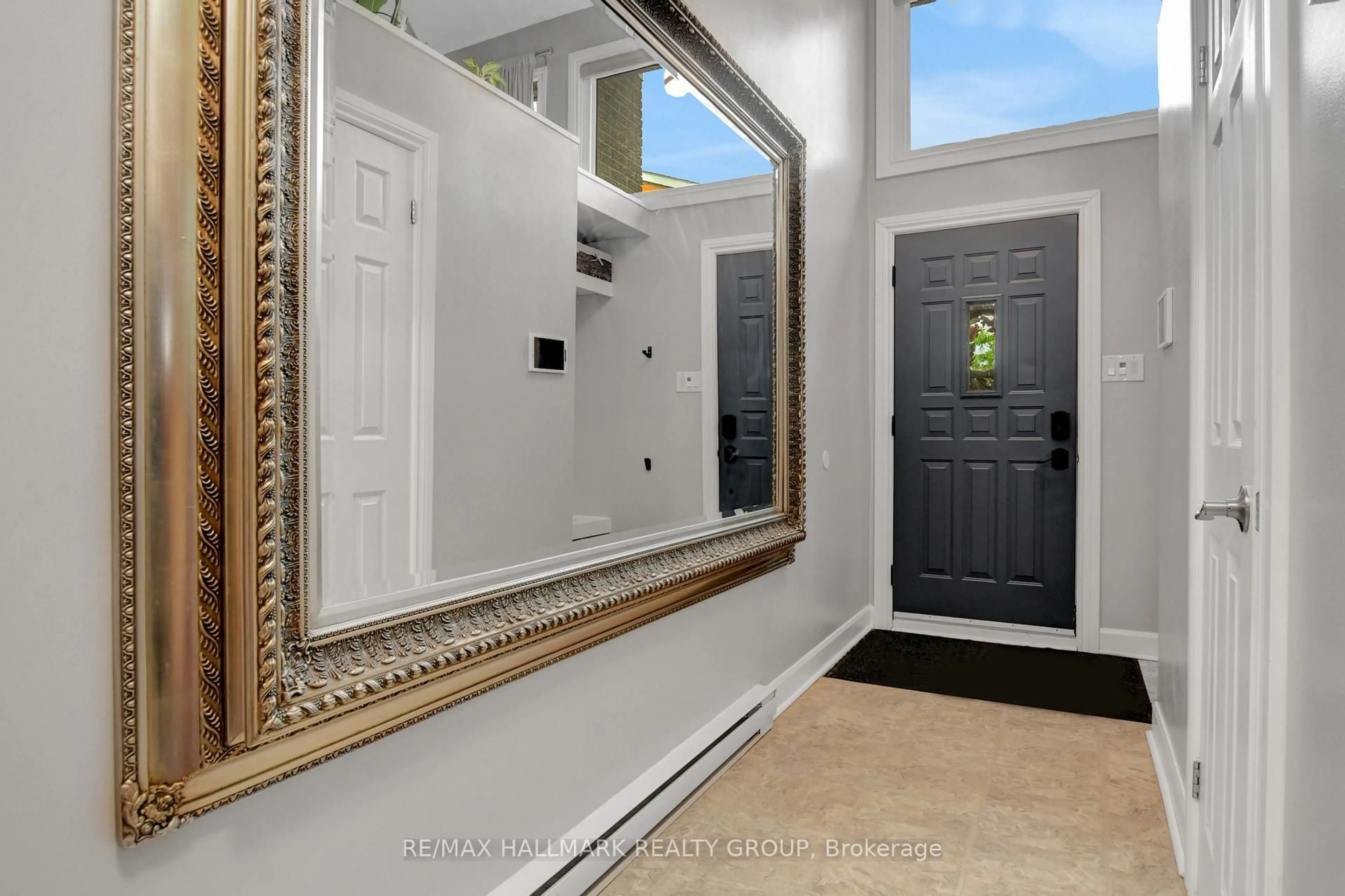 Indoor entryway for 2094 Eric Cres, Ottawa Ontario K1B 4P4