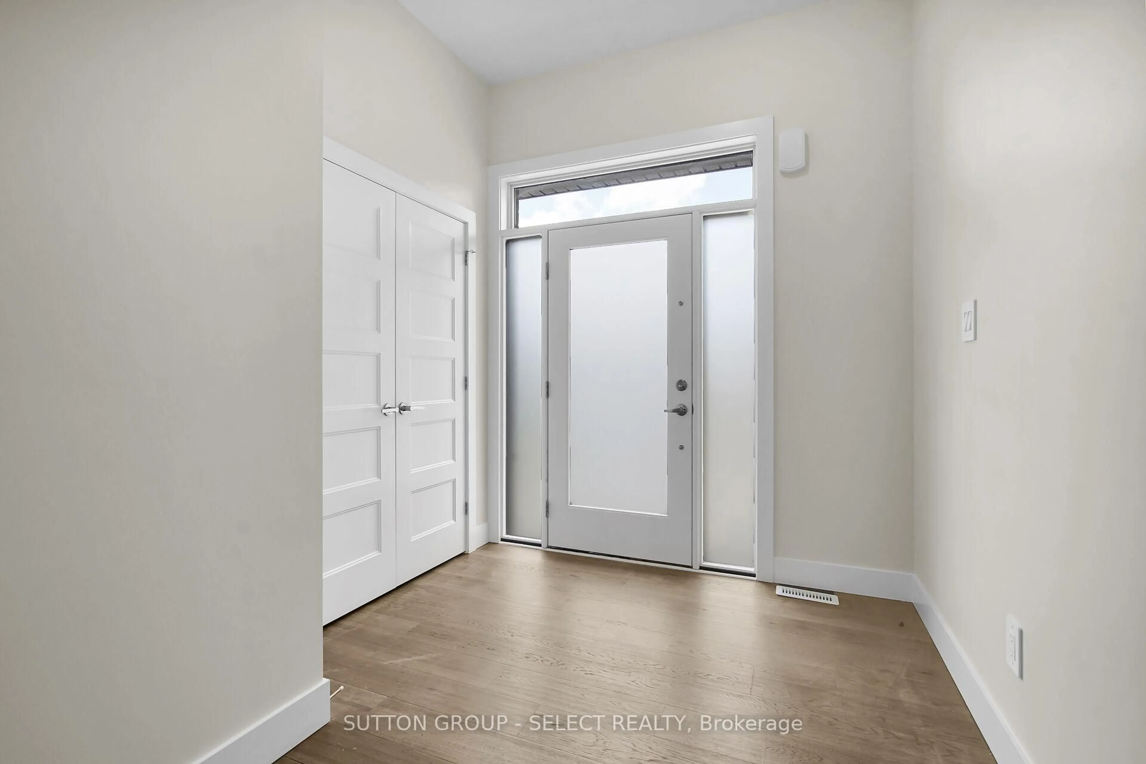 Indoor entryway for 7966 Fallon Dr #14, Lucan Biddulph Ontario N0M 1V0