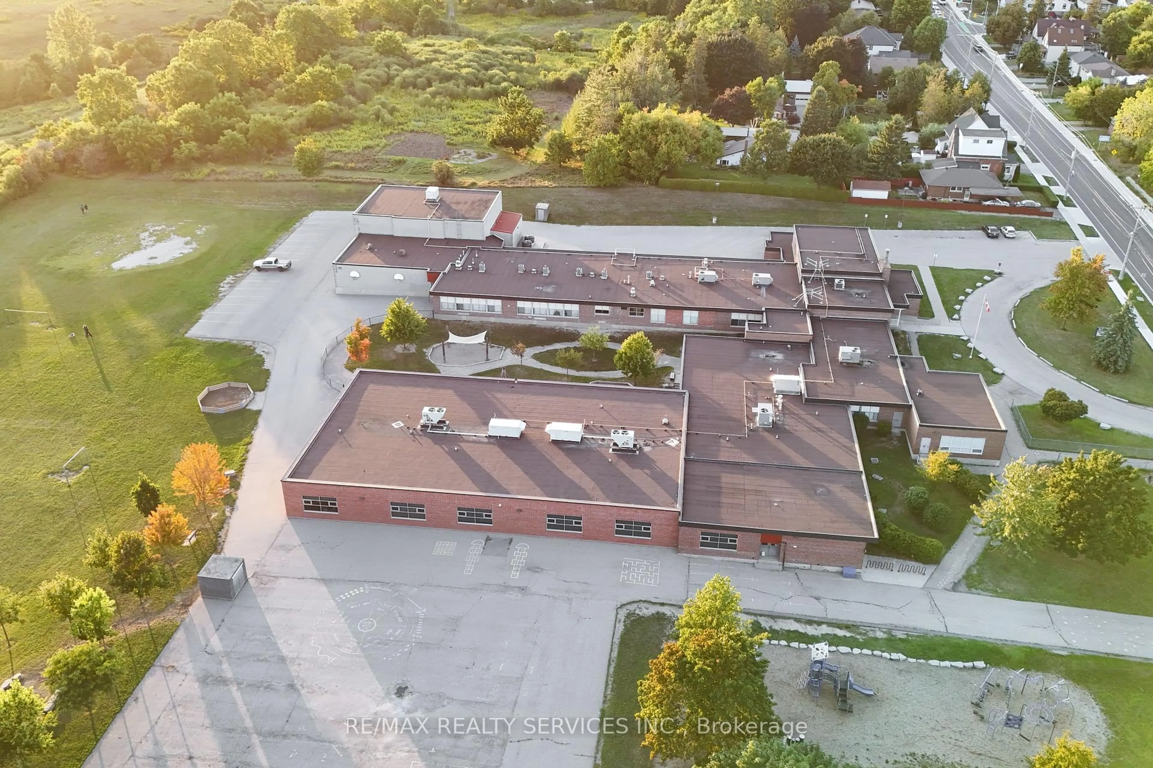 A pic from outside/outdoor area/front of a property/back of a property/a pic from drone, building for 26 Woolwich St, Kitchener Ontario N2K 1R9
