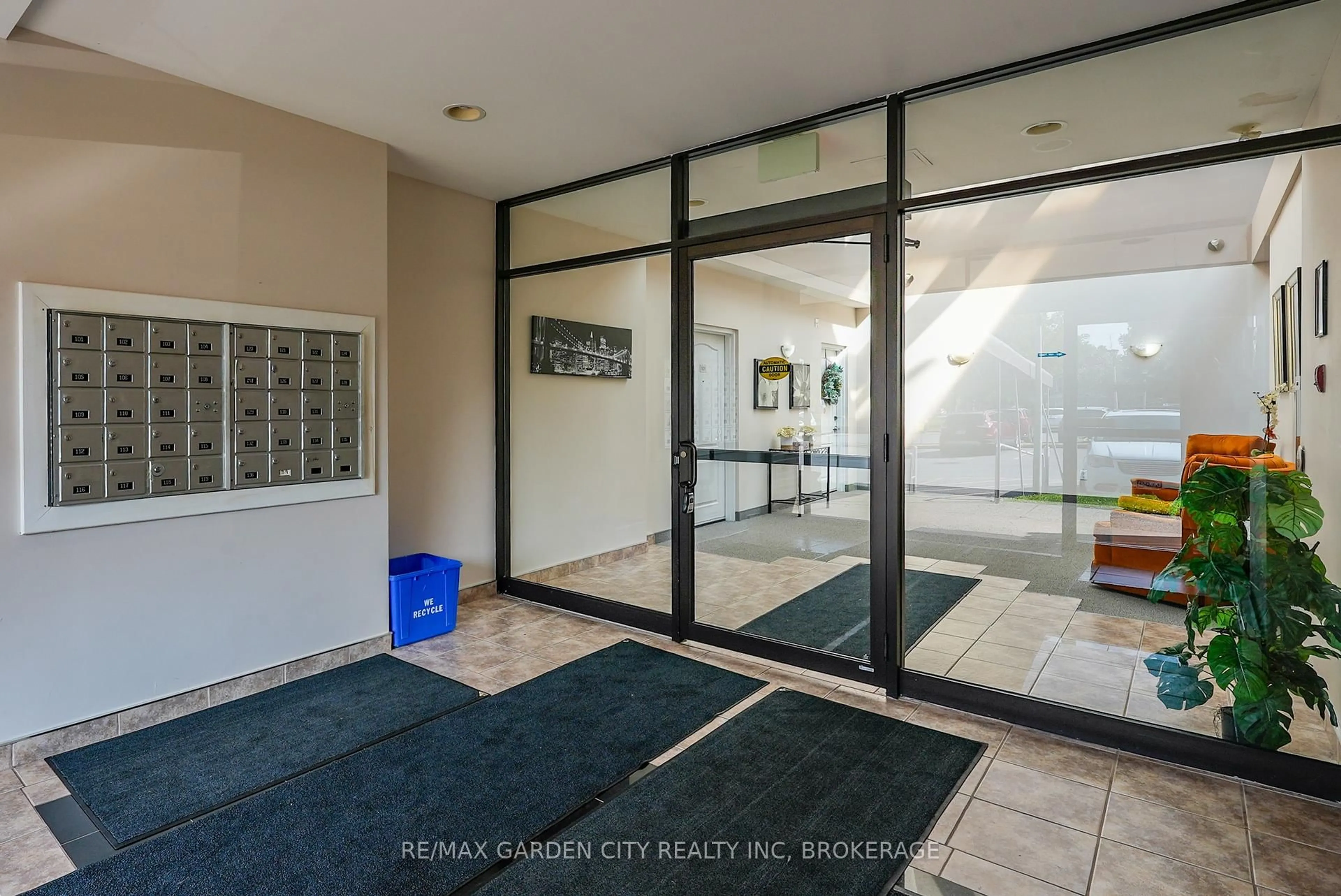 Indoor entryway for 6350 Dorchester Rd #125, Niagara Falls Ontario L2G 0A1