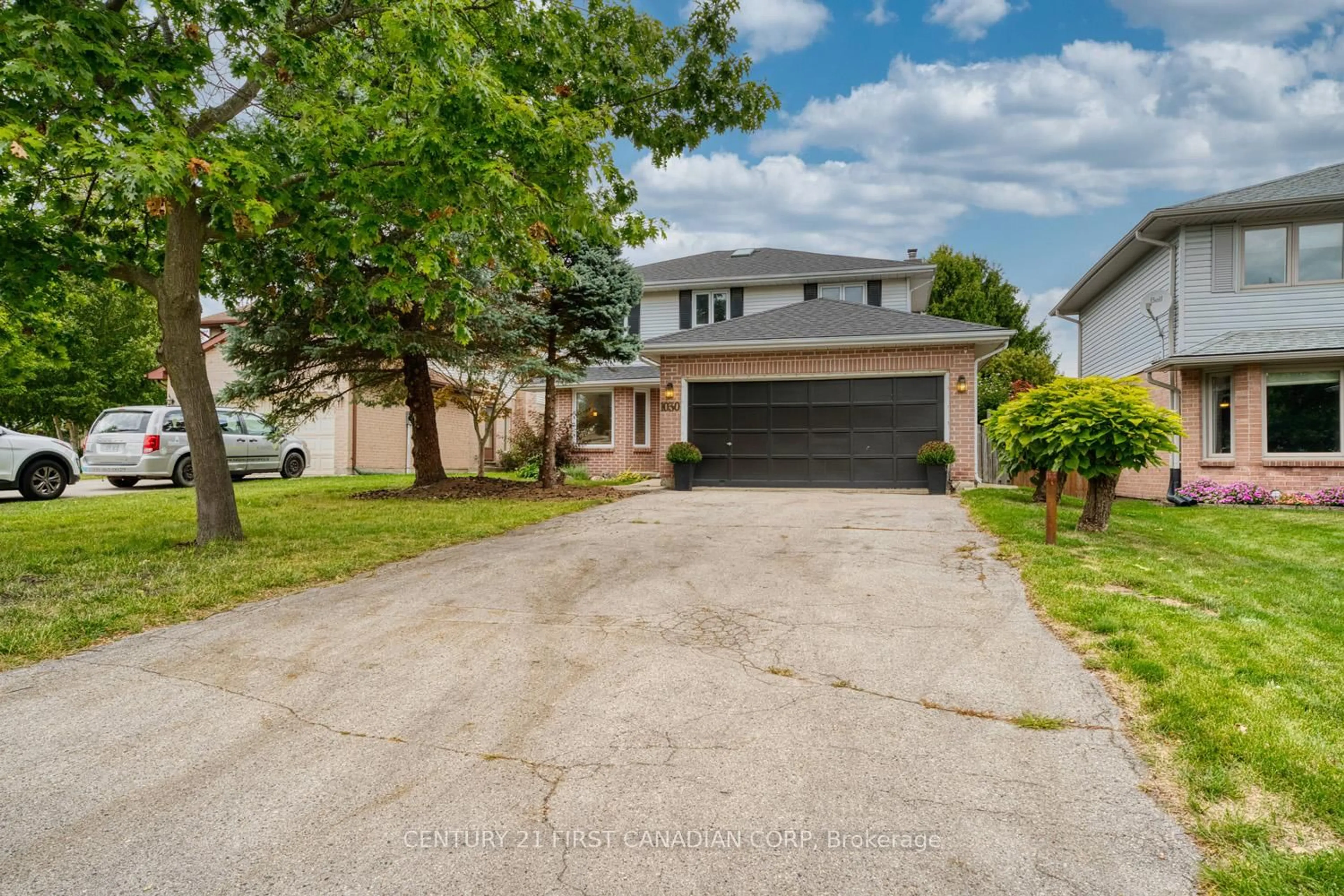 A pic from outside/outdoor area/front of a property/back of a property/a pic from drone, street for 1030 AURORA Crt, London North Ontario N6G 4N6