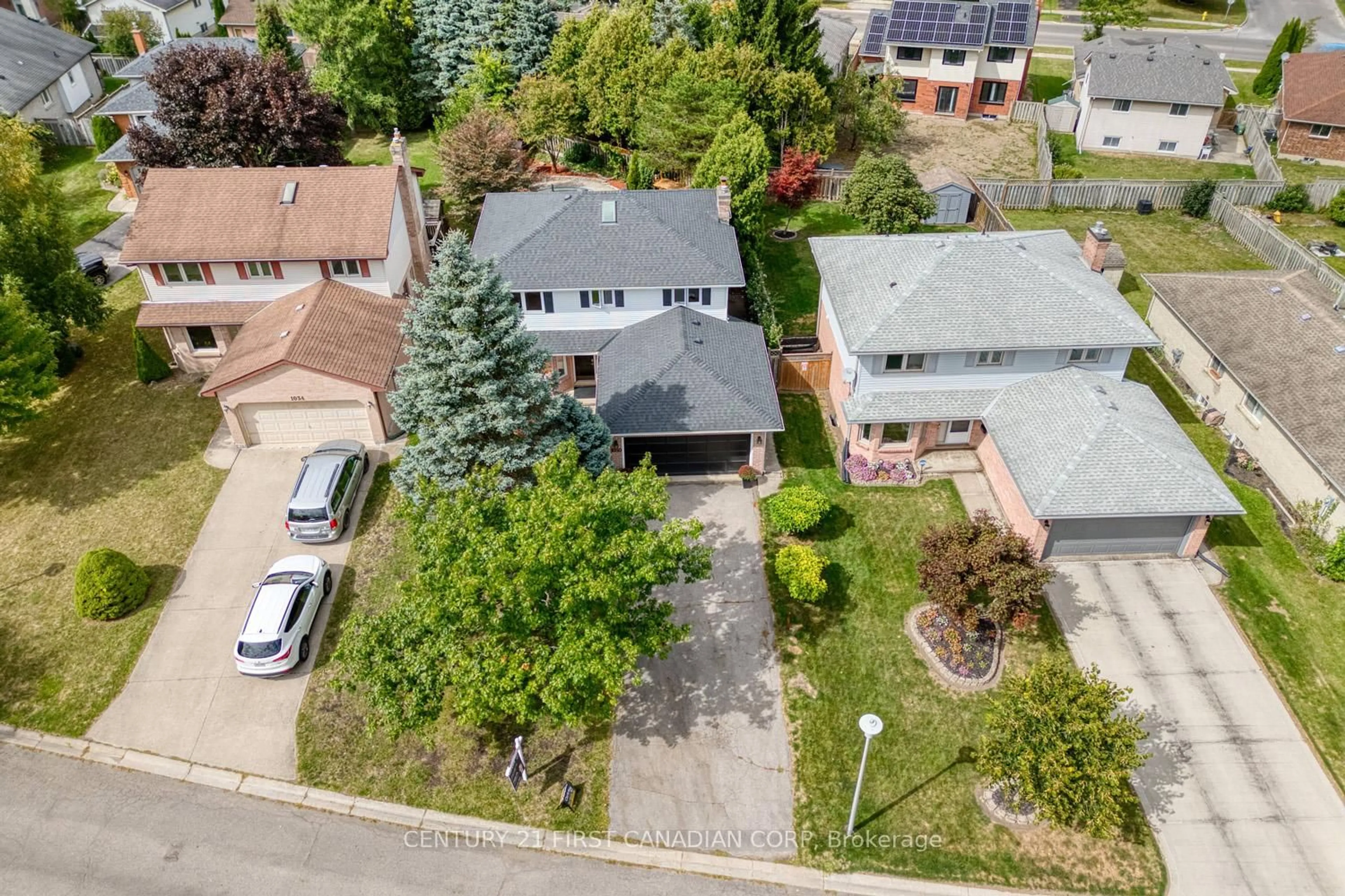 A pic from outside/outdoor area/front of a property/back of a property/a pic from drone, street for 1030 AURORA Crt, London North Ontario N6G 4N6