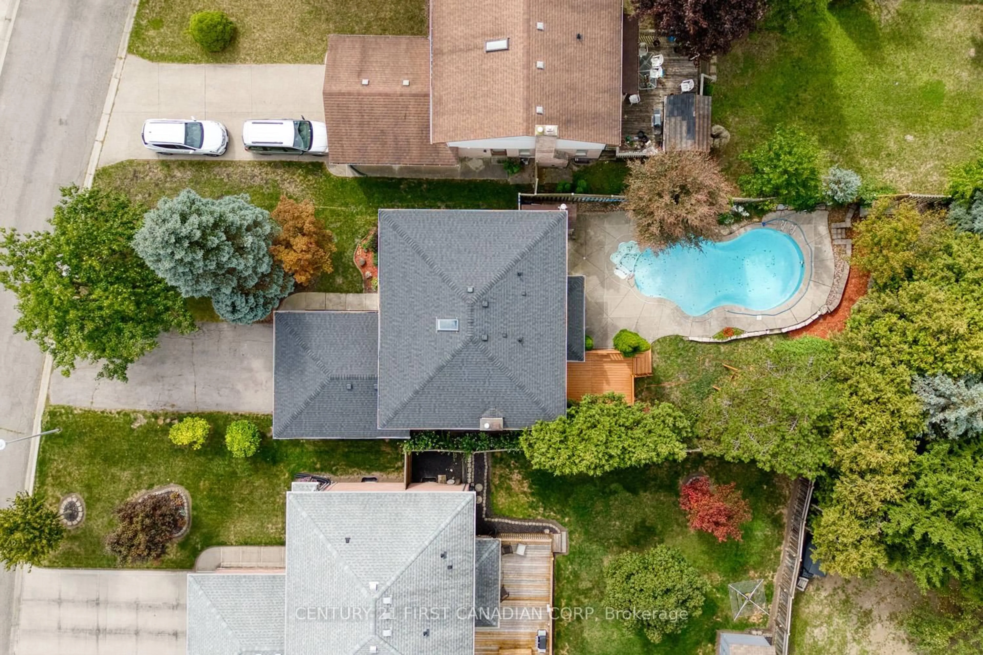 A pic from outside/outdoor area/front of a property/back of a property/a pic from drone, street for 1030 AURORA Crt, London North Ontario N6G 4N6