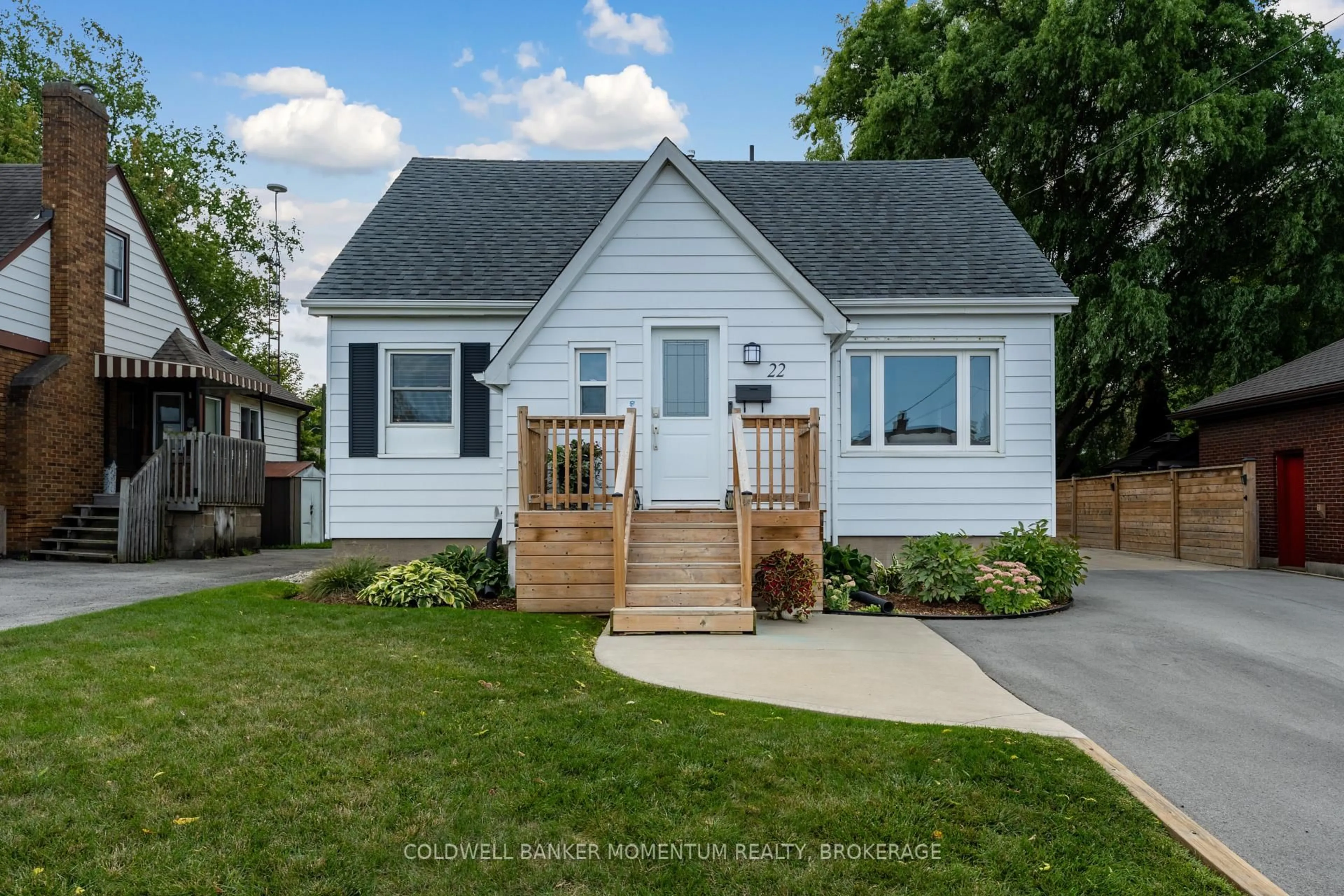 Home with vinyl exterior material, street for 22 Fairburn Ave, St. Catharines Ontario L2T 1B2